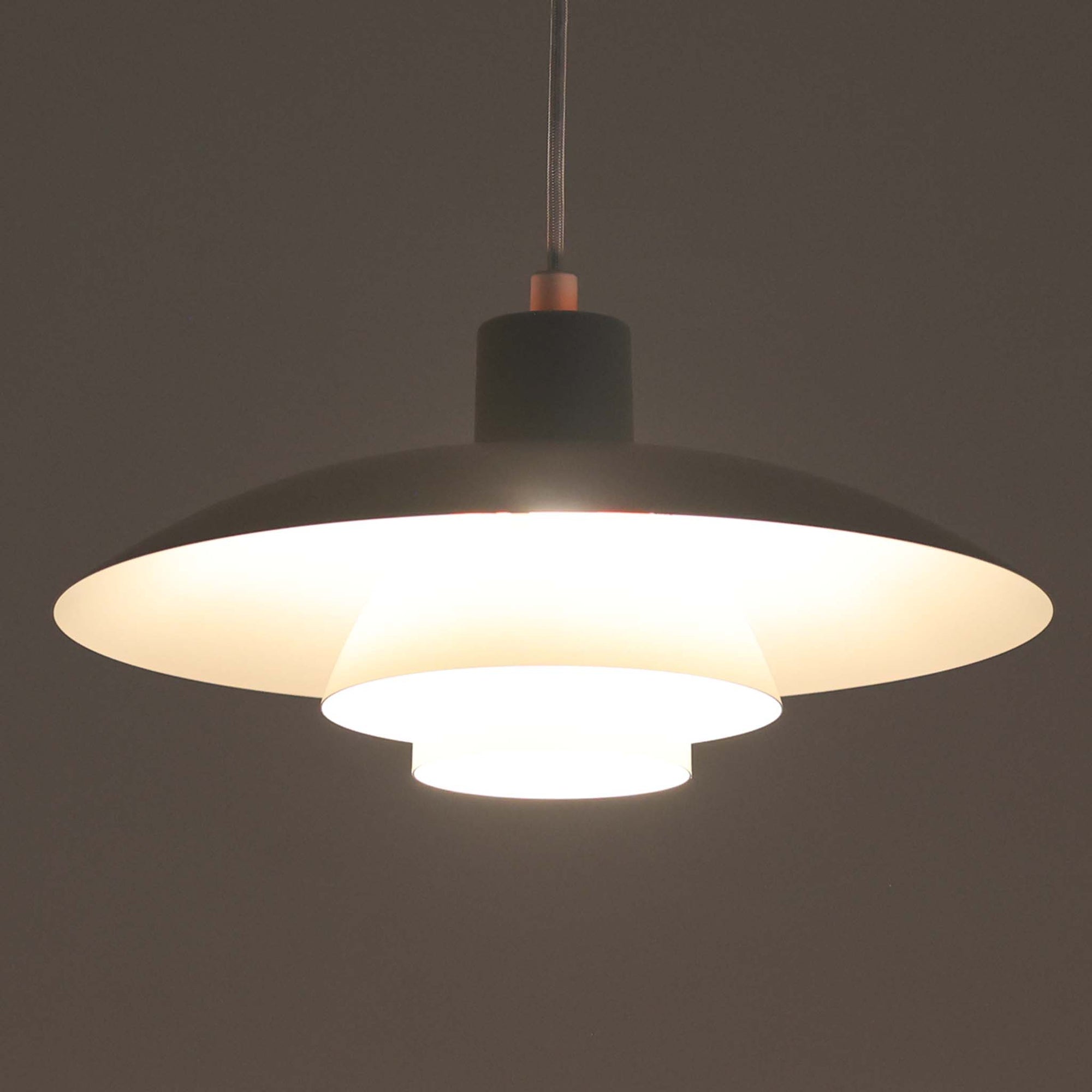 北欧より買い付けたLouis Poulsen社製「PH4」は、Poul Henningsenによる名作照明で、直径40cmの程よいサイズとアルミの軽やかな質感が魅力です。PH5と並ぶ人気を誇り、3枚シェード構造が光を柔らかく拡散し落ち着いた空間を演出します。経年の風合いも楽しめ、ダイニングやリビング、書斎や寝室まで幅広く活躍するビンテージ品です。