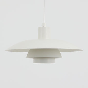 北欧より買い付けたLouis Poulsen社製「PH4」は、Poul Henningsenによる名作照明で、直径40cmの程よいサイズとアルミの軽やかな質感が魅力です。PH5と並ぶ人気を誇り、3枚シェード構造が光を柔らかく拡散し落ち着いた空間を演出します。経年の風合いも楽しめ、ダイニングやリビング、書斎や寝室まで幅広く活躍するビンテージ品です。
