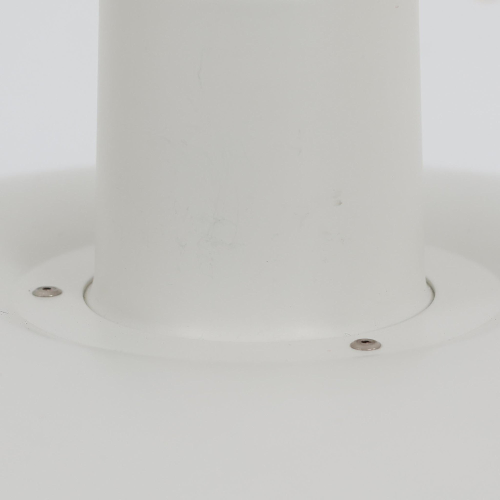 北欧より買い付けたLouis Poulsen社製「PH4」は、Poul Henningsenによる名作照明で、直径40cmの程よいサイズとアルミの軽やかな質感が魅力です。PH5と並ぶ人気を誇り、3枚シェード構造が光を柔らかく拡散し落ち着いた空間を演出します。経年の風合いも楽しめ、ダイニングやリビング、書斎や寝室まで幅広く活躍するビンテージ品です。