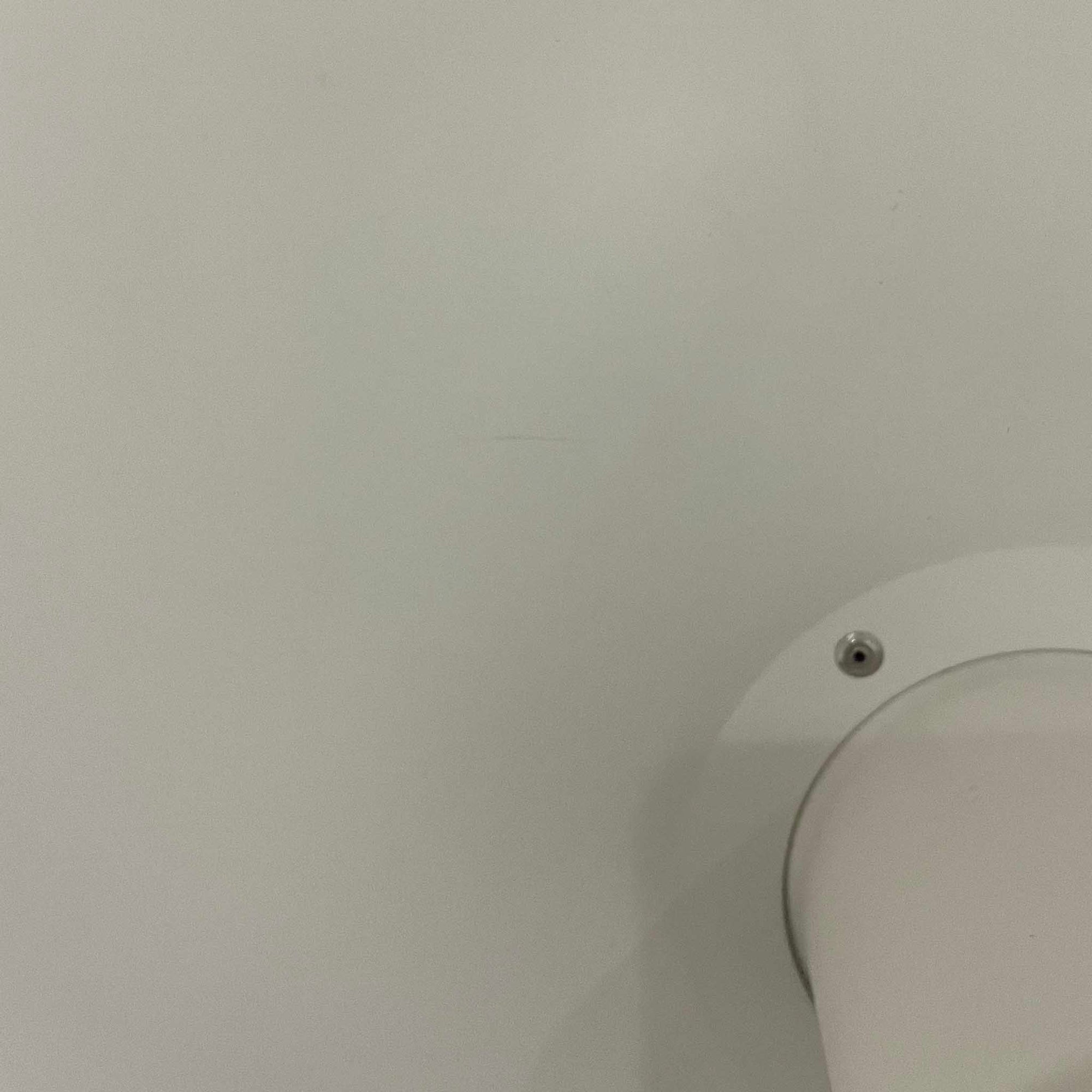 北欧より買い付けたLouis Poulsen社製「PH4」は、Poul Henningsenによる名作照明で、直径40cmの程よいサイズとアルミの軽やかな質感が魅力です。PH5と並ぶ人気を誇り、3枚シェード構造が光を柔らかく拡散し落ち着いた空間を演出します。経年の風合いも楽しめ、ダイニングやリビング、書斎や寝室まで幅広く活躍するビンテージ品です。