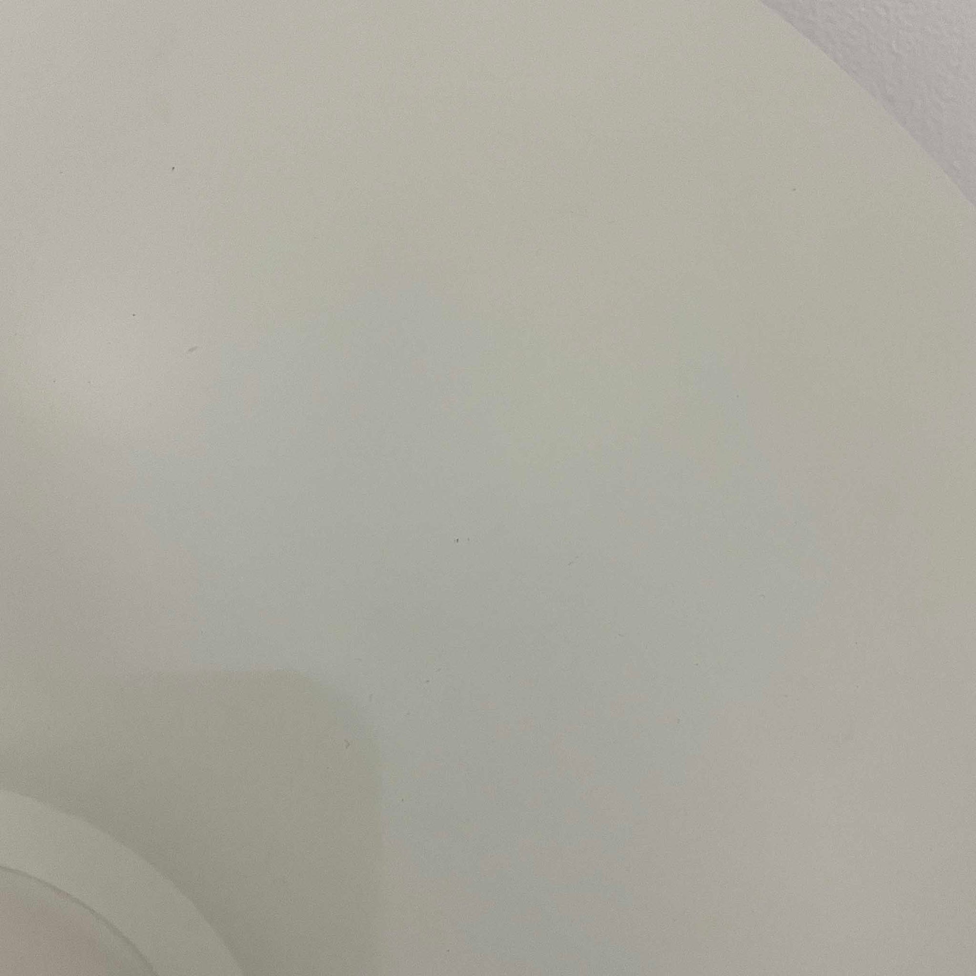 北欧より買い付けたLouis Poulsen社製「PH4」は、Poul Henningsenによる名作照明で、直径40cmの程よいサイズとアルミの軽やかな質感が魅力です。PH5と並ぶ人気を誇り、3枚シェード構造が光を柔らかく拡散し落ち着いた空間を演出します。経年の風合いも楽しめ、ダイニングやリビング、書斎や寝室まで幅広く活躍するビンテージ品です。