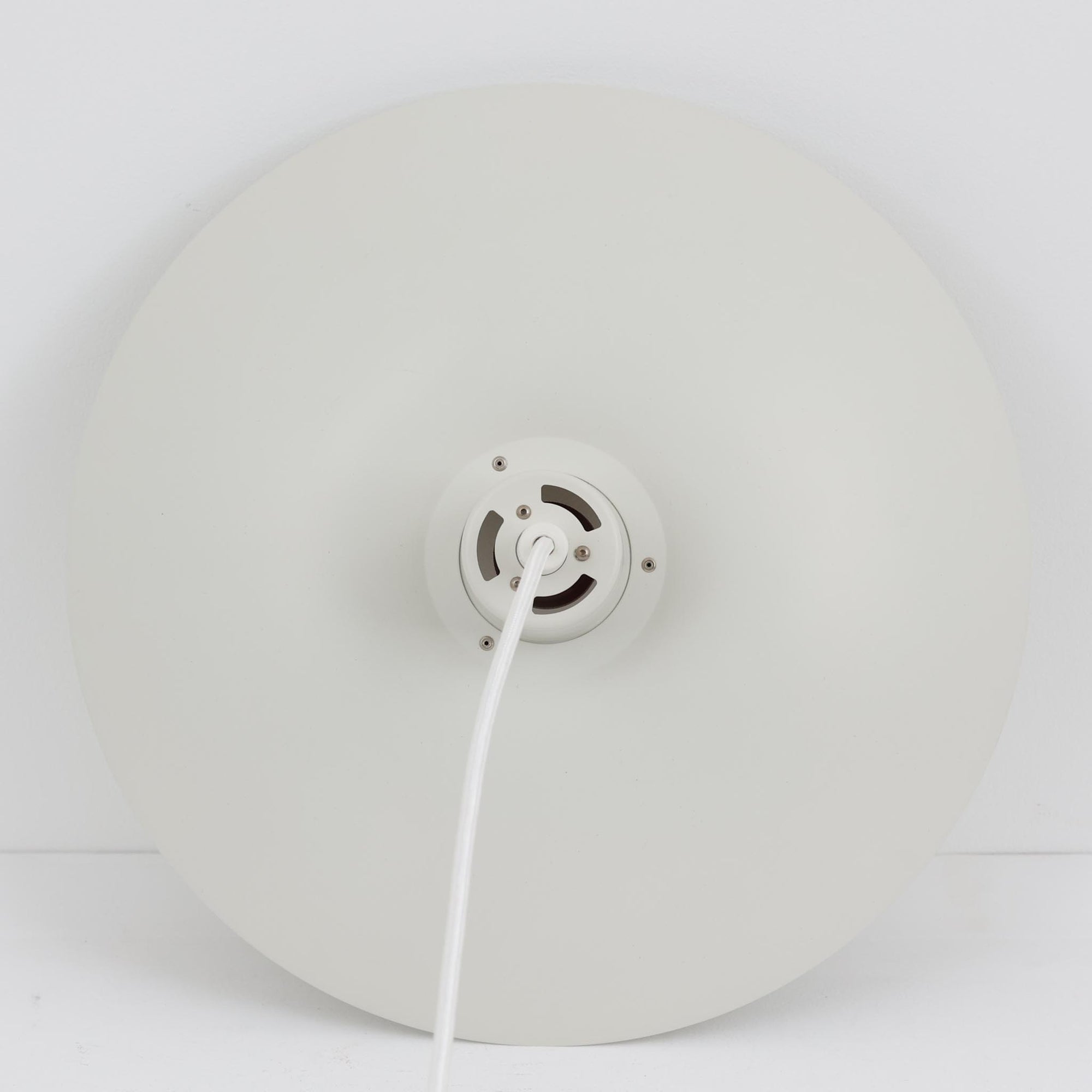 北欧より買い付けたLouis Poulsen社製「PH4」は、Poul Henningsenによる名作照明で、直径40cmの程よいサイズとアルミの軽やかな質感が魅力です。PH5と並ぶ人気を誇り、3枚シェード構造が光を柔らかく拡散し落ち着いた空間を演出します。経年の風合いも楽しめ、ダイニングやリビング、書斎や寝室まで幅広く活躍するビンテージ品です。