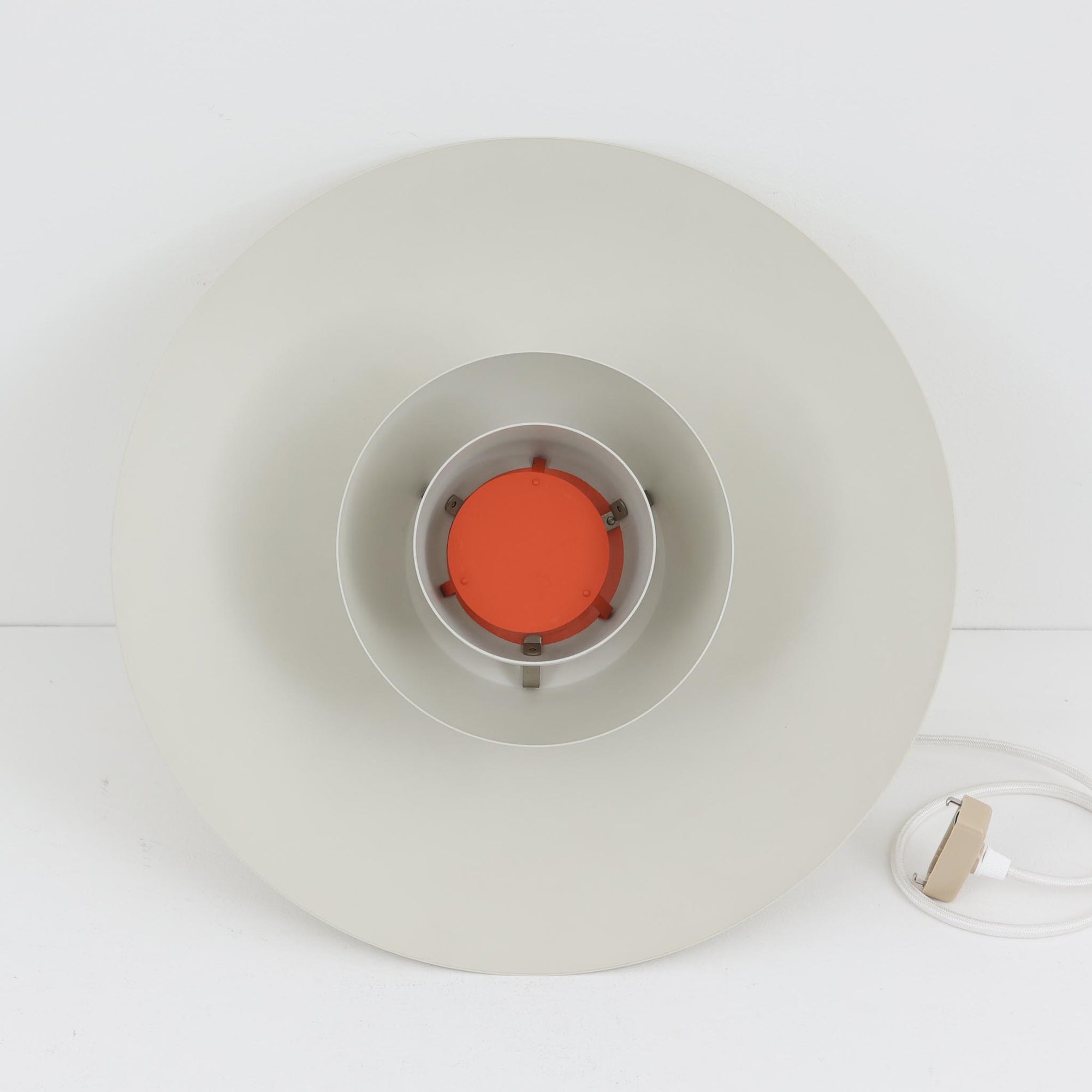 北欧より買い付けたLouis Poulsen社製「PH4」は、Poul Henningsenによる名作照明で、直径40cmの程よいサイズとアルミの軽やかな質感が魅力です。PH5と並ぶ人気を誇り、3枚シェード構造が光を柔らかく拡散し落ち着いた空間を演出します。経年の風合いも楽しめ、ダイニングやリビング、書斎や寝室まで幅広く活躍するビンテージ品です。