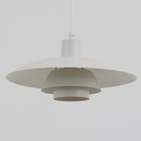 北欧より買い付けたLouis Poulsen社製「PH4」は、Poul Henningsenによる名作照明で、直径40cmの程よいサイズとアルミの軽やかな質感が魅力です。PH5と並ぶ人気を誇り、3枚シェード構造が光を柔らかく拡散し落ち着いた空間を演出します。経年の風合いも楽しめ、ダイニングやリビング、書斎や寝室まで幅広く活躍するビンテージ品です。