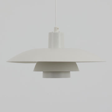 北欧より買い付けたLouis Poulsen社製「PH4」は、Poul Henningsenによる名作照明で、直径40cmの程よいサイズとアルミの軽やかな質感が魅力です。PH5と並ぶ人気を誇り、3枚シェード構造が光を柔らかく拡散し落ち着いた空間を演出します。経年の風合いも楽しめ、ダイニングやリビング、書斎や寝室まで幅広く活躍するビンテージ品です。
