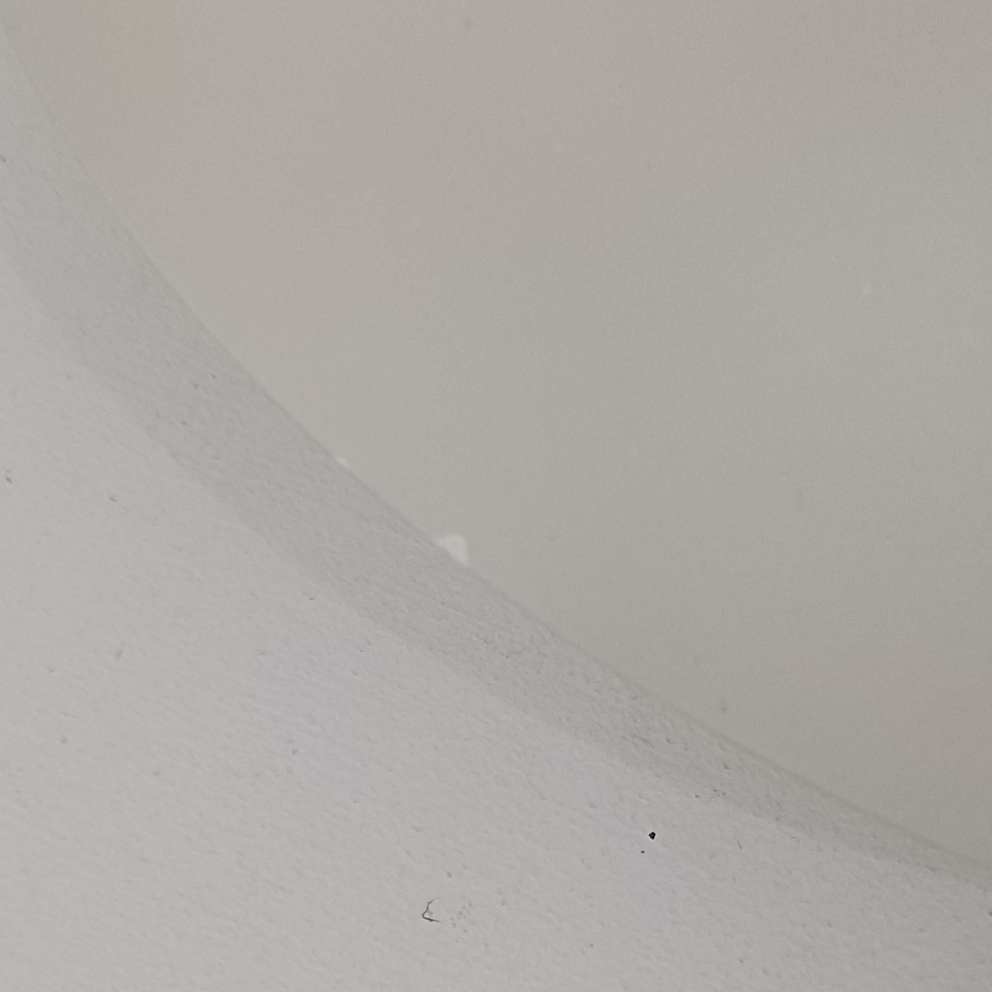 北欧より買い付けたLouis Poulsen社製「PH4」は、Poul Henningsenによる名作照明で、直径40cmの程よいサイズとアルミの軽やかな質感が魅力です。PH5と並ぶ人気を誇り、3枚シェード構造が光を柔らかく拡散し落ち着いた空間を演出します。経年の風合いも楽しめ、ダイニングやリビング、書斎や寝室まで幅広く活躍するビンテージ品です。