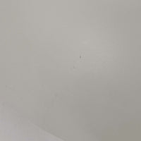 北欧より買い付けたLouis Poulsen社製「PH4」は、Poul Henningsenによる名作照明で、直径40cmの程よいサイズとアルミの軽やかな質感が魅力です。PH5と並ぶ人気を誇り、3枚シェード構造が光を柔らかく拡散し落ち着いた空間を演出します。経年の風合いも楽しめ、ダイニングやリビング、書斎や寝室まで幅広く活躍するビンテージ品です。