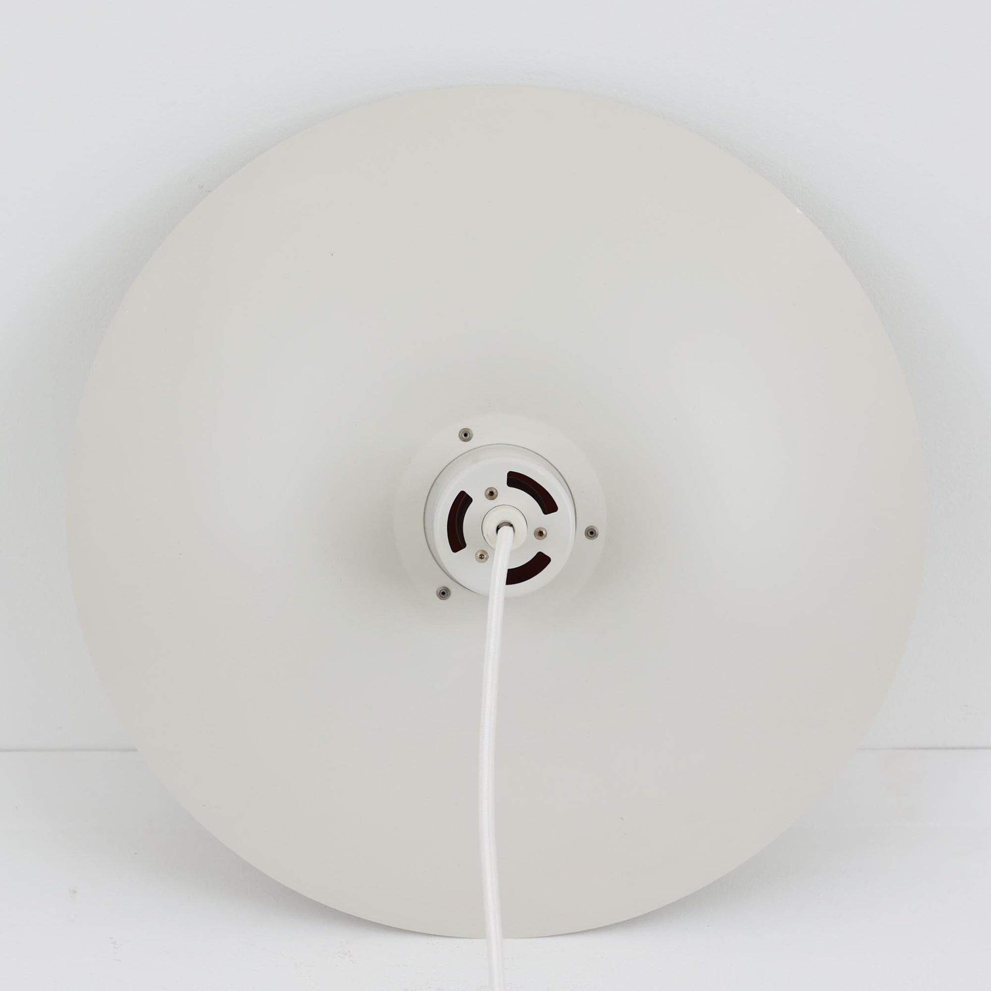 北欧より買い付けたLouis Poulsen社製「PH4」は、Poul Henningsenによる名作照明で、直径40cmの程よいサイズとアルミの軽やかな質感が魅力です。PH5と並ぶ人気を誇り、3枚シェード構造が光を柔らかく拡散し落ち着いた空間を演出します。経年の風合いも楽しめ、ダイニングやリビング、書斎や寝室まで幅広く活躍するビンテージ品です。