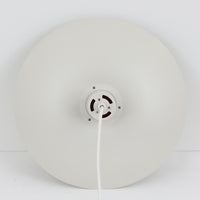 北欧より買い付けたLouis Poulsen社製「PH4」は、Poul Henningsenによる名作照明で、直径40cmの程よいサイズとアルミの軽やかな質感が魅力です。PH5と並ぶ人気を誇り、3枚シェード構造が光を柔らかく拡散し落ち着いた空間を演出します。経年の風合いも楽しめ、ダイニングやリビング、書斎や寝室まで幅広く活躍するビンテージ品です。