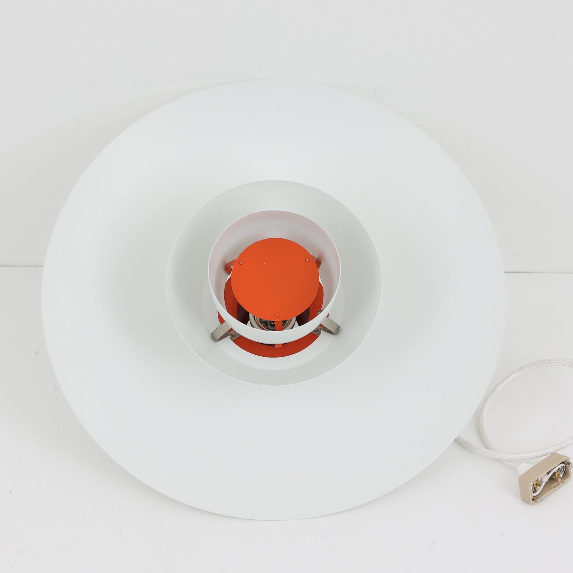 北欧より買い付けたLouis Poulsen社製「PH4」は、Poul Henningsenによる名作照明で、直径40cmの程よいサイズとアルミの軽やかな質感が魅力です。PH5と並ぶ人気を誇り、3枚シェード構造が光を柔らかく拡散し落ち着いた空間を演出します。経年の風合いも楽しめ、ダイニングやリビング、書斎や寝室まで幅広く活躍するビンテージ品です。