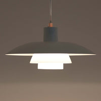 北欧より買い付けたLouis Poulsen社製「PH4」は、Poul Henningsenによる名作照明で、直径40cmの程よいサイズとアルミの軽やかな質感が魅力です。PH5と並ぶ人気を誇り、3枚シェード構造が光を柔らかく拡散し落ち着いた空間を演出します。経年の風合いも楽しめ、ダイニングやリビング、書斎や寝室まで幅広く活躍するビンテージ品です。