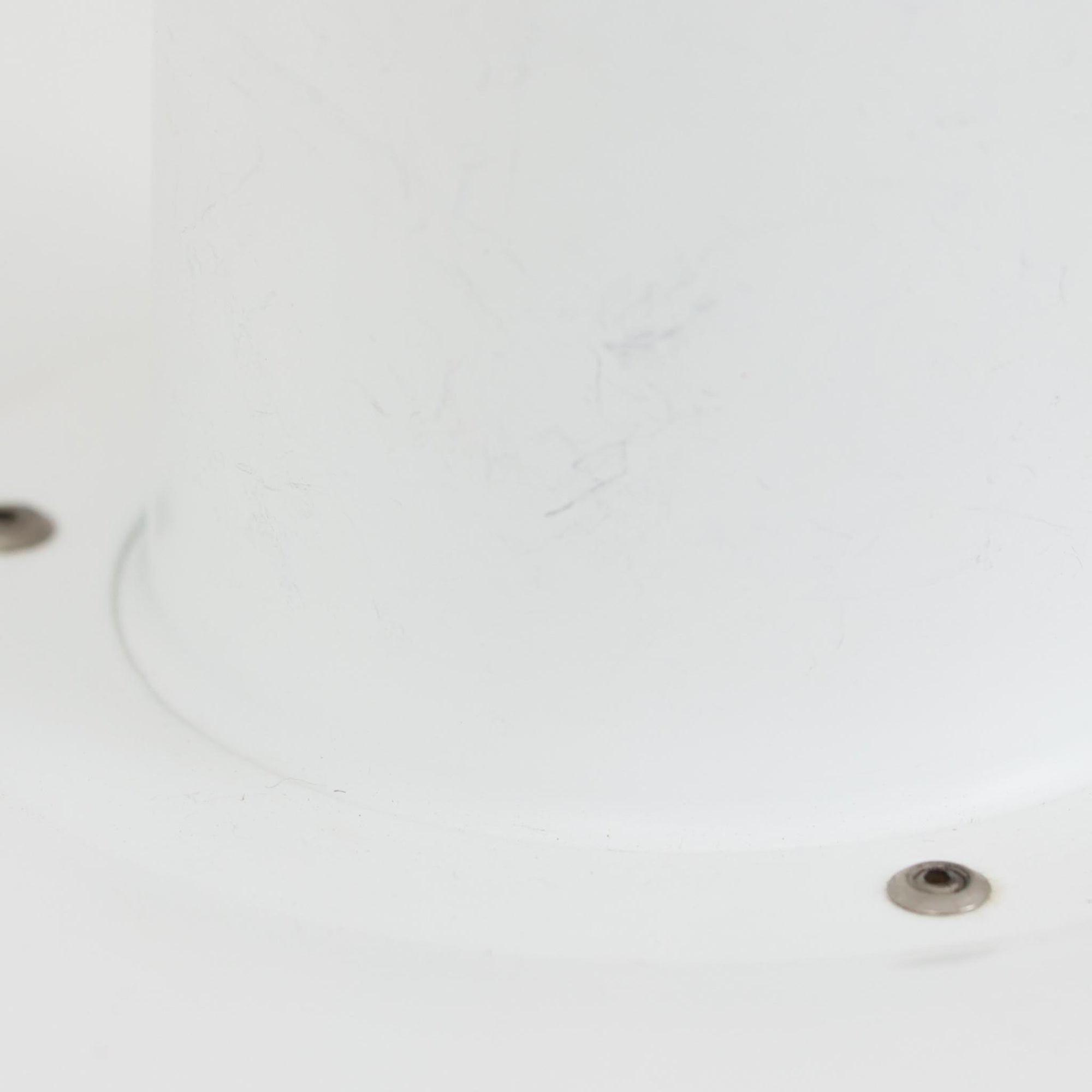 北欧より買い付けたLouis Poulsen社製「PH4」は、Poul Henningsenによる名作照明で、直径40cmの程よいサイズとアルミの軽やかな質感が魅力です。PH5と並ぶ人気を誇り、3枚シェード構造が光を柔らかく拡散し落ち着いた空間を演出します。経年の風合いも楽しめ、ダイニングやリビング、書斎や寝室まで幅広く活躍するビンテージ品です。