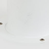 北欧より買い付けたLouis Poulsen社製「PH4」は、Poul Henningsenによる名作照明で、直径40cmの程よいサイズとアルミの軽やかな質感が魅力です。PH5と並ぶ人気を誇り、3枚シェード構造が光を柔らかく拡散し落ち着いた空間を演出します。経年の風合いも楽しめ、ダイニングやリビング、書斎や寝室まで幅広く活躍するビンテージ品です。