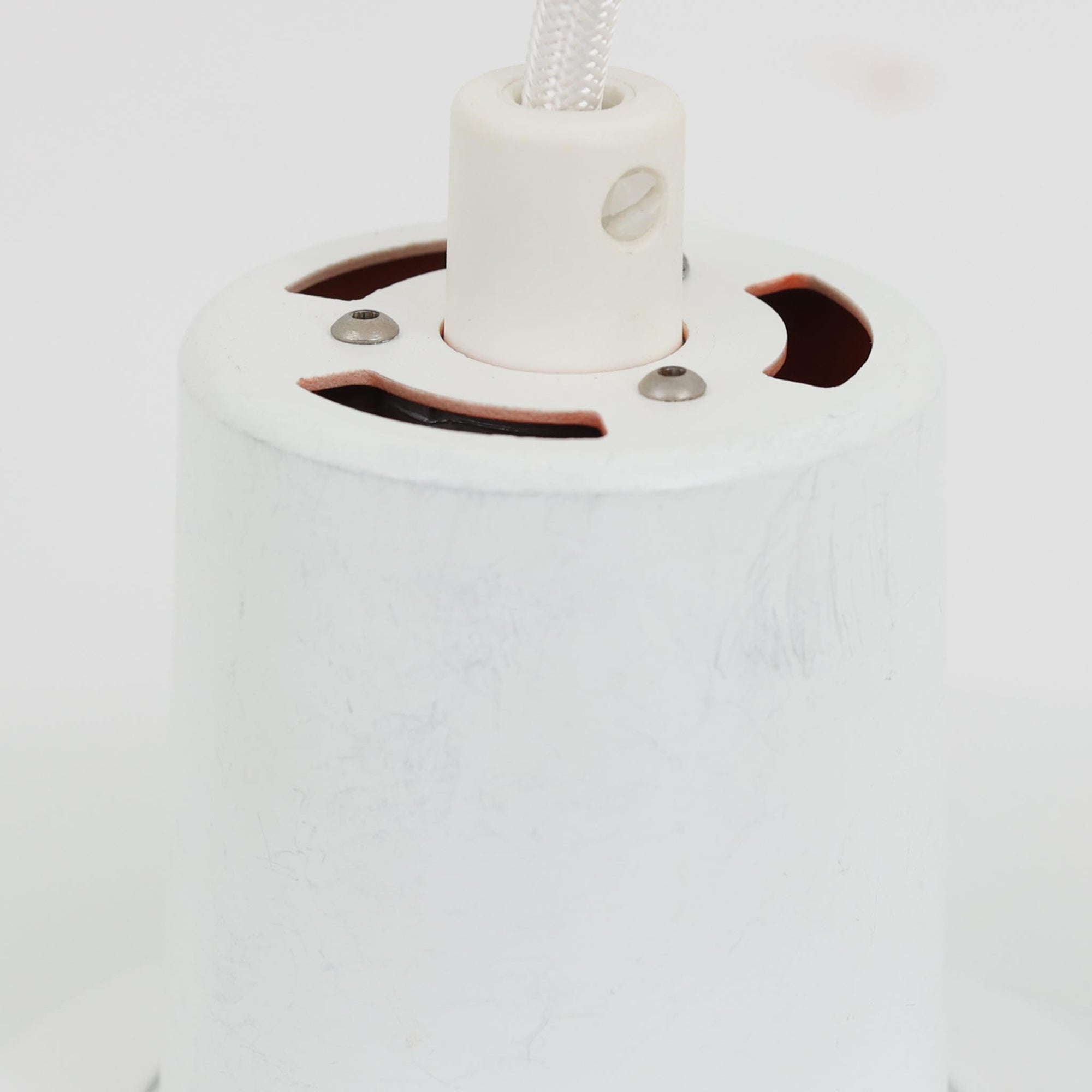 北欧より買い付けたLouis Poulsen社製「PH4」は、Poul Henningsenによる名作照明で、直径40cmの程よいサイズとアルミの軽やかな質感が魅力です。PH5と並ぶ人気を誇り、3枚シェード構造が光を柔らかく拡散し落ち着いた空間を演出します。経年の風合いも楽しめ、ダイニングやリビング、書斎や寝室まで幅広く活躍するビンテージ品です。