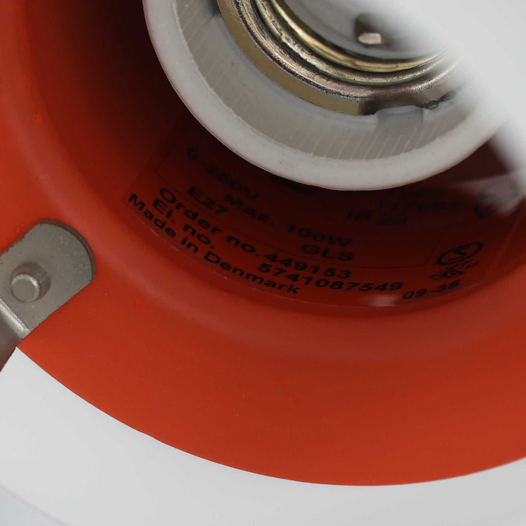 北欧より買い付けたLouis Poulsen社製「PH4」は、Poul Henningsenによる名作照明で、直径40cmの程よいサイズとアルミの軽やかな質感が魅力です。PH5と並ぶ人気を誇り、3枚シェード構造が光を柔らかく拡散し落ち着いた空間を演出します。経年の風合いも楽しめ、ダイニングやリビング、書斎や寝室まで幅広く活躍するビンテージ品です。