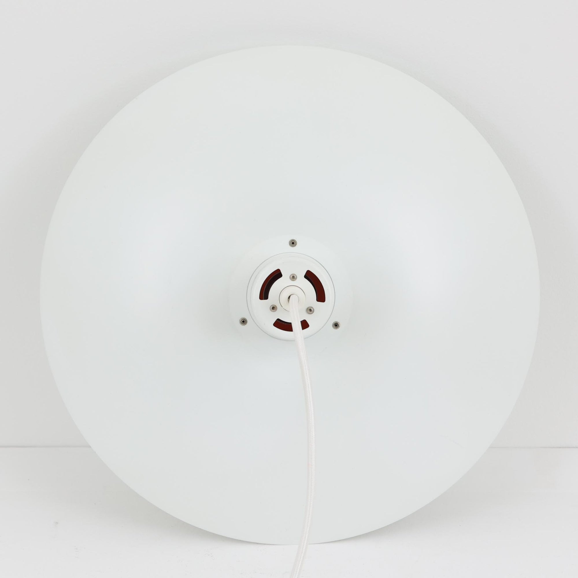 北欧より買い付けたLouis Poulsen社製「PH4」は、Poul Henningsenによる名作照明で、直径40cmの程よいサイズとアルミの軽やかな質感が魅力です。PH5と並ぶ人気を誇り、3枚シェード構造が光を柔らかく拡散し落ち着いた空間を演出します。経年の風合いも楽しめ、ダイニングやリビング、書斎や寝室まで幅広く活躍するビンテージ品です。