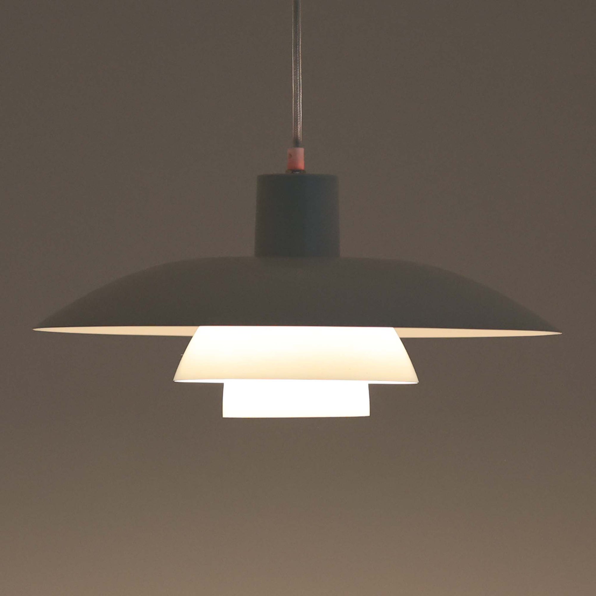 北欧より買い付けたLouis Poulsen社製「PH4」は、Poul Henningsenによる名作照明で、直径40cmの程よいサイズとアルミの軽やかな質感が魅力です。PH5と並ぶ人気を誇り、3枚シェード構造が光を柔らかく拡散し落ち着いた空間を演出します。経年の風合いも楽しめ、ダイニングやリビング、書斎や寝室まで幅広く活躍するビンテージ品です。