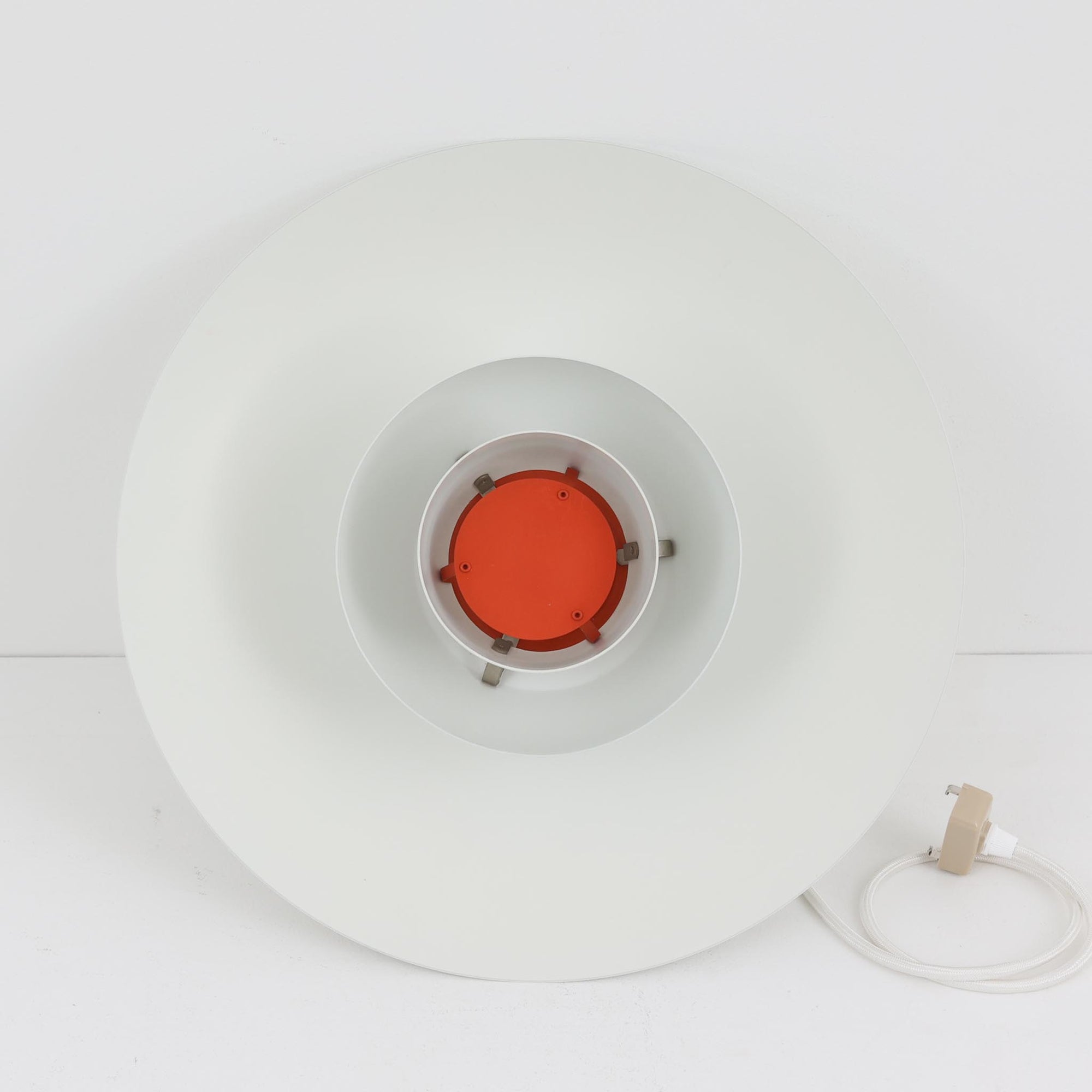 北欧より買い付けたLouis Poulsen社製「PH4」は、Poul Henningsenによる名作照明で、直径40cmの程よいサイズとアルミの軽やかな質感が魅力です。PH5と並ぶ人気を誇り、3枚シェード構造が光を柔らかく拡散し落ち着いた空間を演出します。経年の風合いも楽しめ、ダイニングやリビング、書斎や寝室まで幅広く活躍するビンテージ品です。