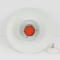 北欧より買い付けたLouis Poulsen社製「PH4」は、Poul Henningsenによる名作照明で、直径40cmの程よいサイズとアルミの軽やかな質感が魅力です。PH5と並ぶ人気を誇り、3枚シェード構造が光を柔らかく拡散し落ち着いた空間を演出します。経年の風合いも楽しめ、ダイニングやリビング、書斎や寝室まで幅広く活躍するビンテージ品です。