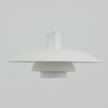 北欧より買い付けたLouis Poulsen社製「PH4」は、Poul Henningsenによる名作照明で、直径40cmの程よいサイズとアルミの軽やかな質感が魅力です。PH5と並ぶ人気を誇り、3枚シェード構造が光を柔らかく拡散し落ち着いた空間を演出します。経年の風合いも楽しめ、ダイニングやリビング、書斎や寝室まで幅広く活躍するビンテージ品です。