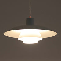 北欧より買い付けたLouis Poulsen社製「PH4」は、Poul Henningsenによる名作照明で、直径40cmの程よいサイズとアルミの軽やかな質感が魅力です。PH5と並ぶ人気を誇り、3枚シェード構造が光を柔らかく拡散し落ち着いた空間を演出します。経年の風合いも楽しめ、ダイニングやリビング、書斎や寝室まで幅広く活躍するビンテージ品です。