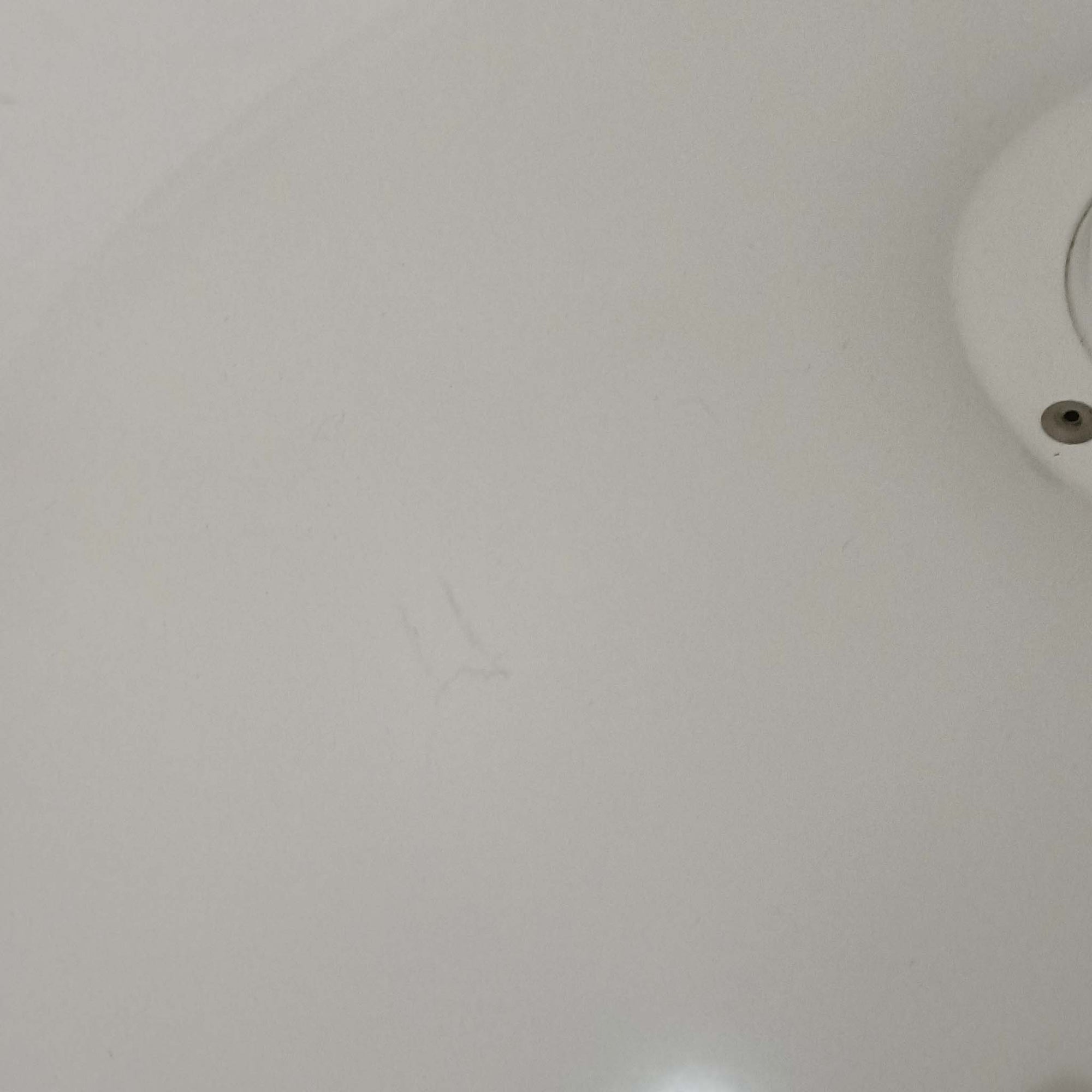 北欧より買い付けたLouis Poulsen社製「PH4」は、Poul Henningsenによる名作照明で、直径40cmの程よいサイズとアルミの軽やかな質感が魅力です。PH5と並ぶ人気を誇り、3枚シェード構造が光を柔らかく拡散し落ち着いた空間を演出します。経年の風合いも楽しめ、ダイニングやリビング、書斎や寝室まで幅広く活躍するビンテージ品です。