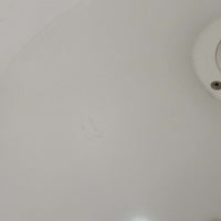 北欧より買い付けたLouis Poulsen社製「PH4」は、Poul Henningsenによる名作照明で、直径40cmの程よいサイズとアルミの軽やかな質感が魅力です。PH5と並ぶ人気を誇り、3枚シェード構造が光を柔らかく拡散し落ち着いた空間を演出します。経年の風合いも楽しめ、ダイニングやリビング、書斎や寝室まで幅広く活躍するビンテージ品です。