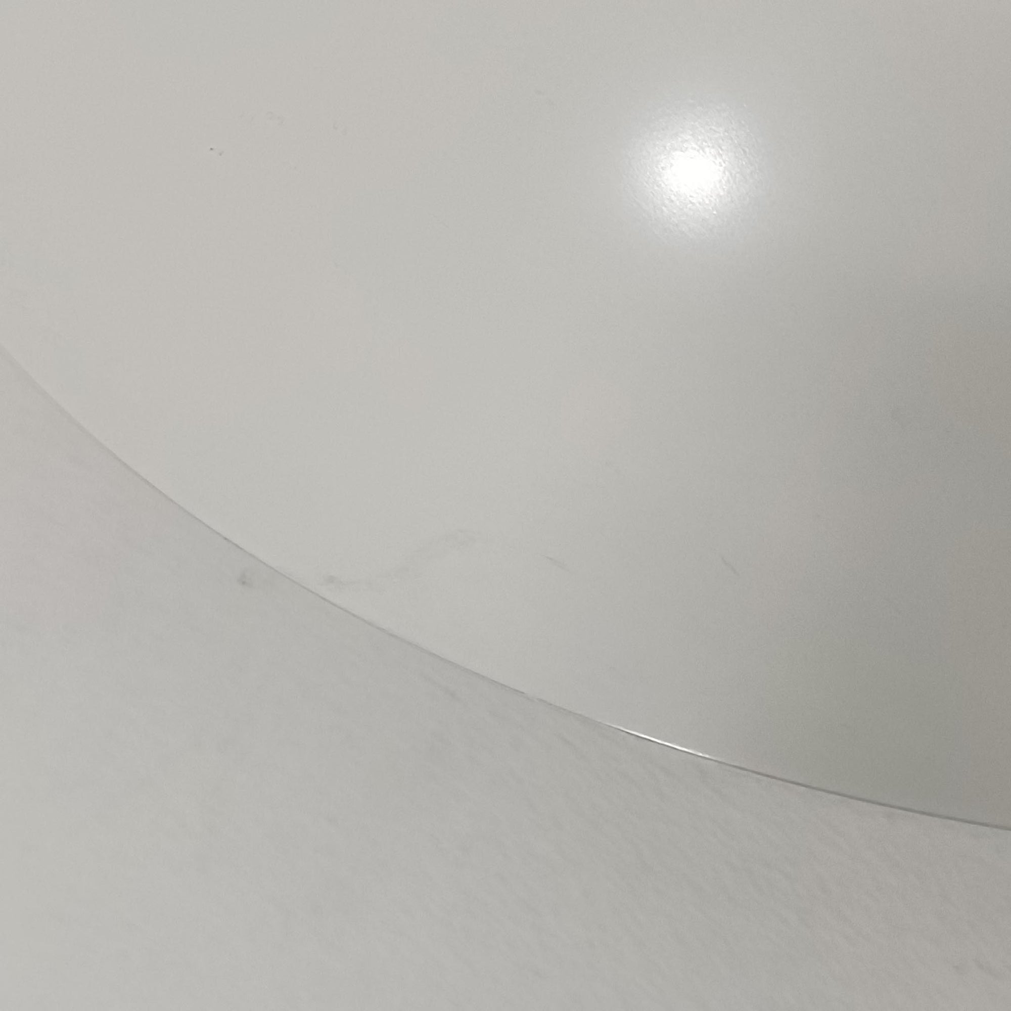 北欧より買い付けたLouis Poulsen社製「PH4」は、Poul Henningsenによる名作照明で、直径40cmの程よいサイズとアルミの軽やかな質感が魅力です。PH5と並ぶ人気を誇り、3枚シェード構造が光を柔らかく拡散し落ち着いた空間を演出します。経年の風合いも楽しめ、ダイニングやリビング、書斎や寝室まで幅広く活躍するビンテージ品です。