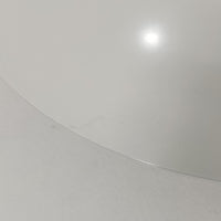 北欧より買い付けたLouis Poulsen社製「PH4」は、Poul Henningsenによる名作照明で、直径40cmの程よいサイズとアルミの軽やかな質感が魅力です。PH5と並ぶ人気を誇り、3枚シェード構造が光を柔らかく拡散し落ち着いた空間を演出します。経年の風合いも楽しめ、ダイニングやリビング、書斎や寝室まで幅広く活躍するビンテージ品です。