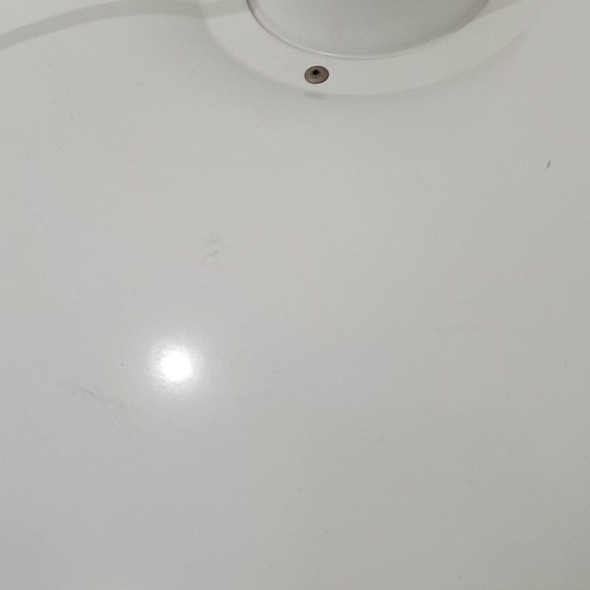 北欧より買い付けたLouis Poulsen社製「PH4」は、Poul Henningsenによる名作照明で、直径40cmの程よいサイズとアルミの軽やかな質感が魅力です。PH5と並ぶ人気を誇り、3枚シェード構造が光を柔らかく拡散し落ち着いた空間を演出します。経年の風合いも楽しめ、ダイニングやリビング、書斎や寝室まで幅広く活躍するビンテージ品です。