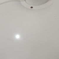 北欧より買い付けたLouis Poulsen社製「PH4」は、Poul Henningsenによる名作照明で、直径40cmの程よいサイズとアルミの軽やかな質感が魅力です。PH5と並ぶ人気を誇り、3枚シェード構造が光を柔らかく拡散し落ち着いた空間を演出します。経年の風合いも楽しめ、ダイニングやリビング、書斎や寝室まで幅広く活躍するビンテージ品です。