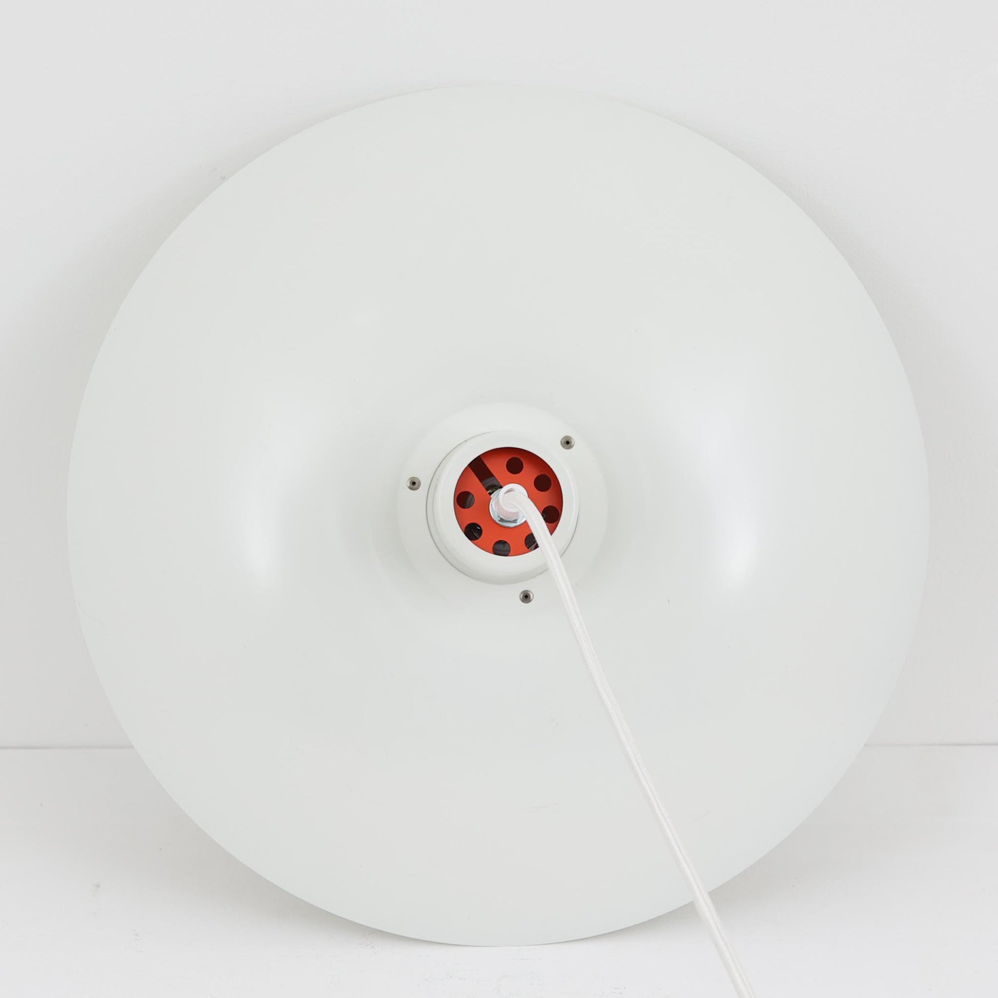 北欧より買い付けたLouis Poulsen社製「PH4」は、Poul Henningsenによる名作照明で、直径40cmの程よいサイズとアルミの軽やかな質感が魅力です。PH5と並ぶ人気を誇り、3枚シェード構造が光を柔らかく拡散し落ち着いた空間を演出します。経年の風合いも楽しめ、ダイニングやリビング、書斎や寝室まで幅広く活躍するビンテージ品です。