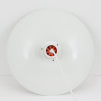 北欧より買い付けたLouis Poulsen社製「PH4」は、Poul Henningsenによる名作照明で、直径40cmの程よいサイズとアルミの軽やかな質感が魅力です。PH5と並ぶ人気を誇り、3枚シェード構造が光を柔らかく拡散し落ち着いた空間を演出します。経年の風合いも楽しめ、ダイニングやリビング、書斎や寝室まで幅広く活躍するビンテージ品です。