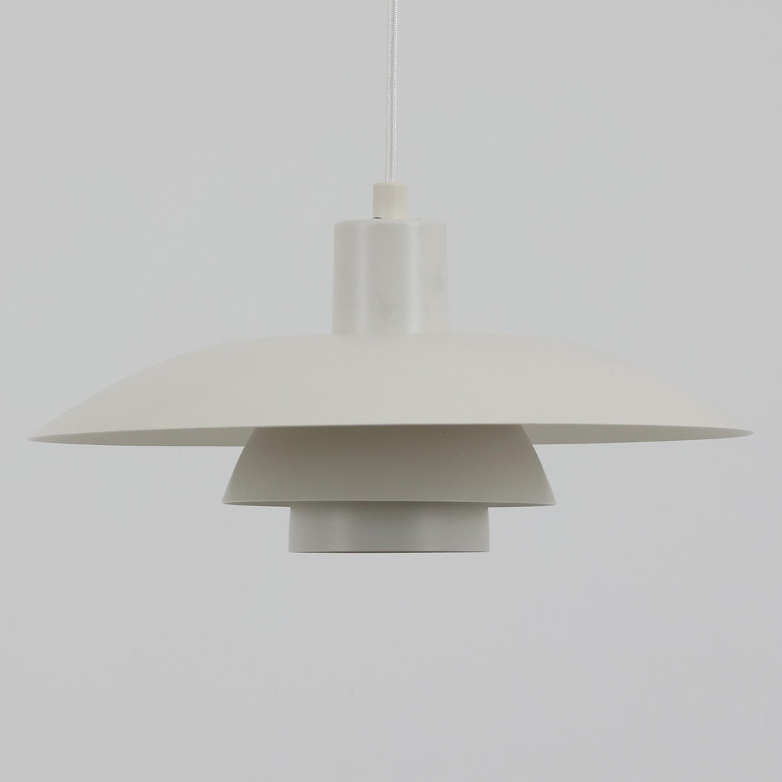北欧より買い付けたLouis Poulsen社製「PH4」は、Poul Henningsenによる名作照明で、直径40cmの程よいサイズとアルミの軽やかな質感が魅力です。PH5と並ぶ人気を誇り、3枚シェード構造が光を柔らかく拡散し落ち着いた空間を演出します。経年の風合いも楽しめ、ダイニングやリビング、書斎や寝室まで幅広く活躍するビンテージ品です。