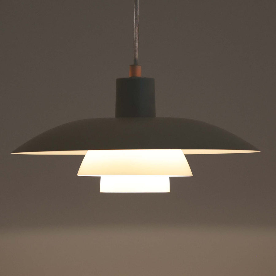 北欧より買い付けたLouis Poulsen社製「PH4」は、Poul Henningsenによる名作照明で、直径40cmの程よいサイズとアルミの軽やかな質感が魅力です。PH5と並ぶ人気を誇り、3枚シェード構造が光を柔らかく拡散し落ち着いた空間を演出します。経年の風合いも楽しめ、ダイニングやリビング、書斎や寝室まで幅広く活躍するビンテージ品です。