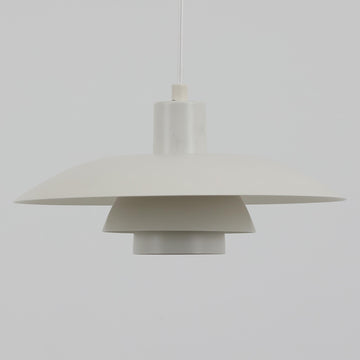 北欧より買い付けたLouis Poulsen社製「PH4」は、Poul Henningsenによる名作照明で、直径40cmの程よいサイズとアルミの軽やかな質感が魅力です。PH5と並ぶ人気を誇り、3枚シェード構造が光を柔らかく拡散し落ち着いた空間を演出します。経年の風合いも楽しめ、ダイニングやリビング、書斎や寝室まで幅広く活躍するビンテージ品です。
