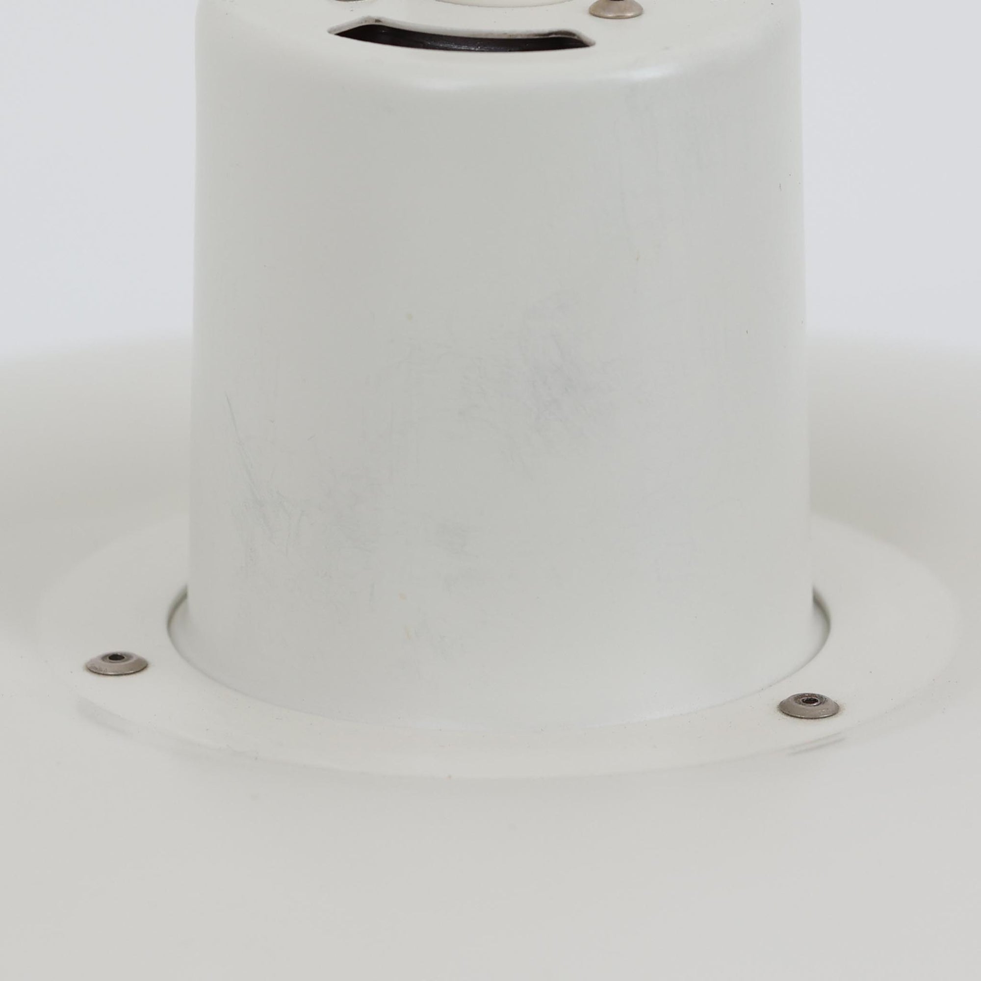 北欧より買い付けたLouis Poulsen社製「PH4」は、Poul Henningsenによる名作照明で、直径40cmの程よいサイズとアルミの軽やかな質感が魅力です。PH5と並ぶ人気を誇り、3枚シェード構造が光を柔らかく拡散し落ち着いた空間を演出します。経年の風合いも楽しめ、ダイニングやリビング、書斎や寝室まで幅広く活躍するビンテージ品です。