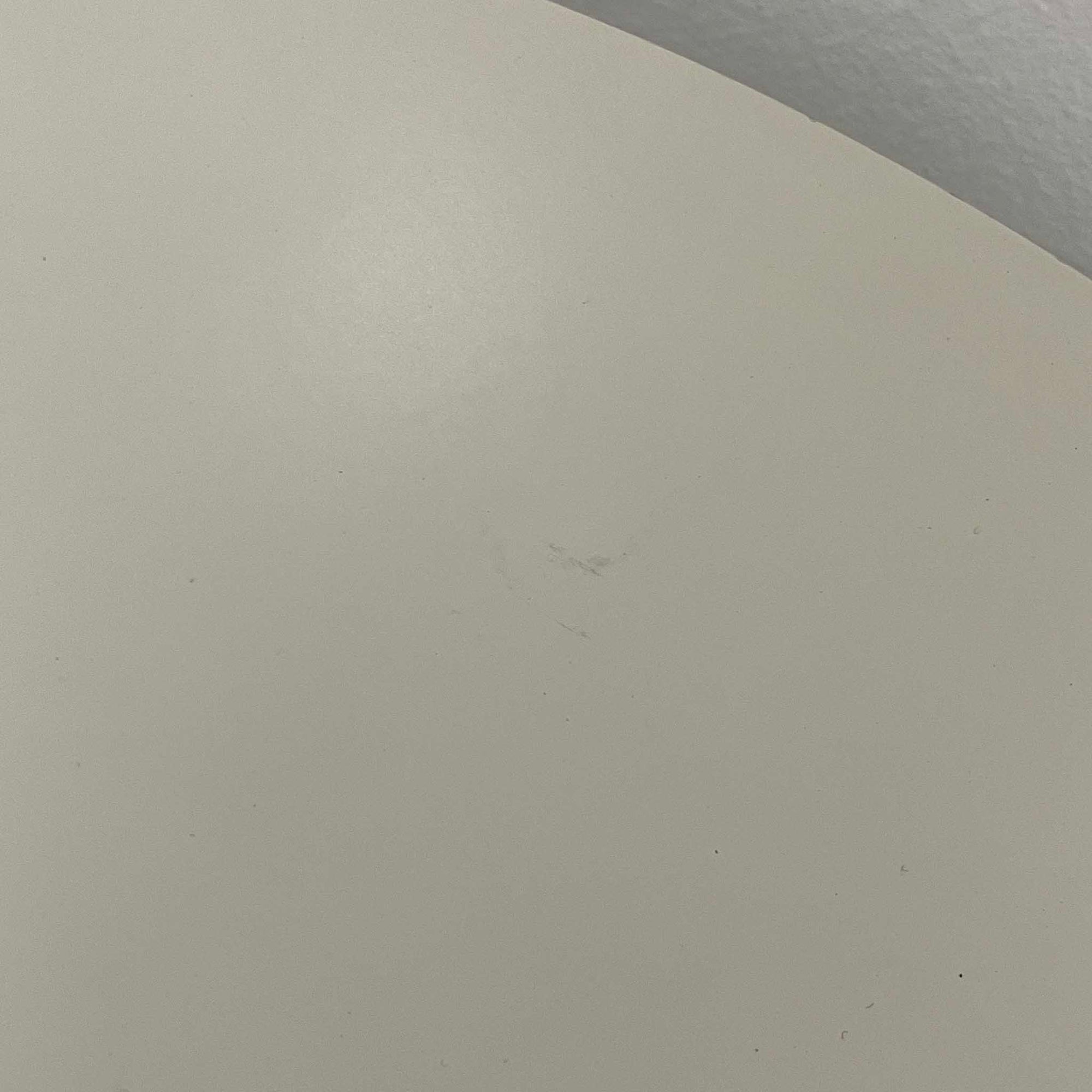 北欧より買い付けたLouis Poulsen社製「PH4」は、Poul Henningsenによる名作照明で、直径40cmの程よいサイズとアルミの軽やかな質感が魅力です。PH5と並ぶ人気を誇り、3枚シェード構造が光を柔らかく拡散し落ち着いた空間を演出します。経年の風合いも楽しめ、ダイニングやリビング、書斎や寝室まで幅広く活躍するビンテージ品です。