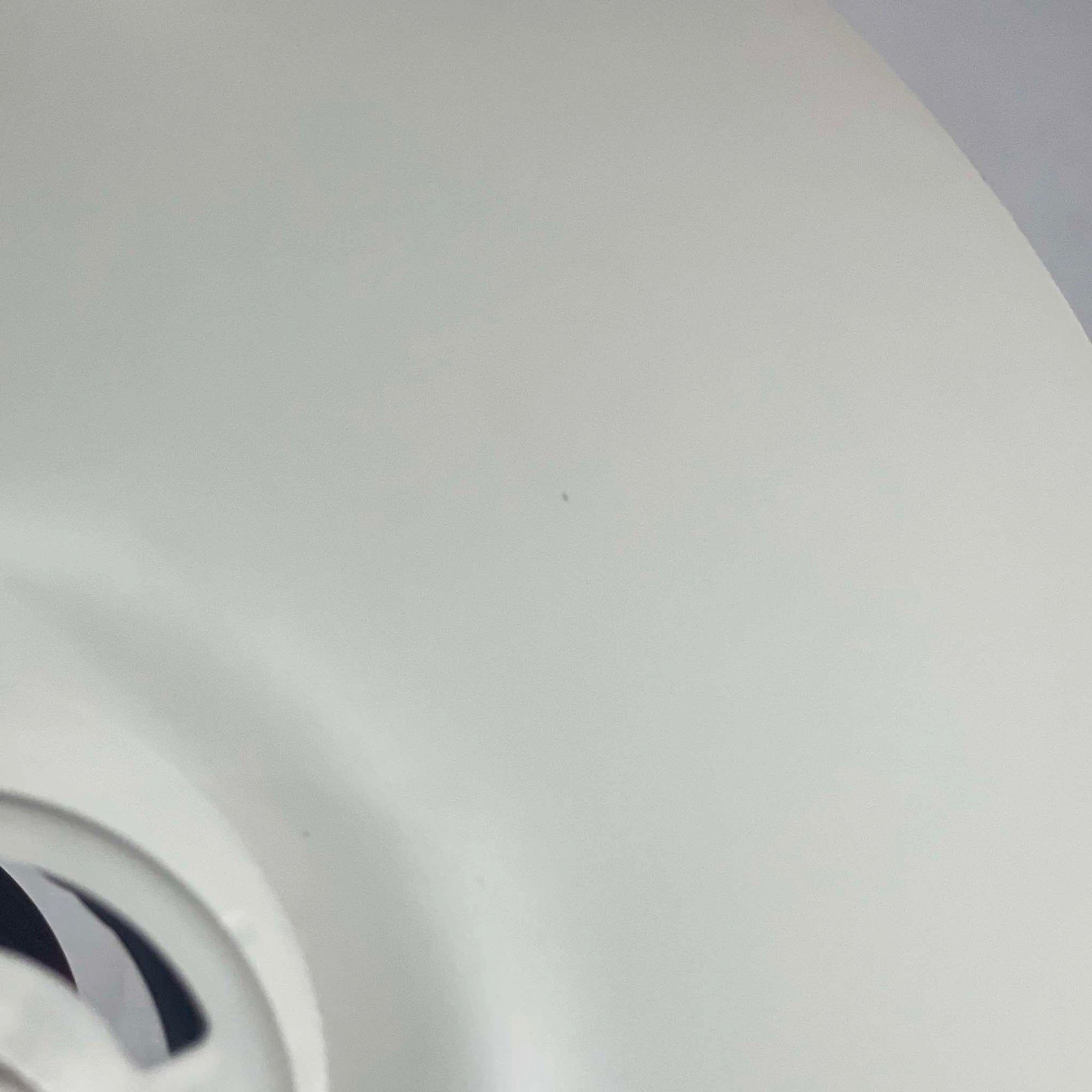 北欧より買い付けたLouis Poulsen社製「PH4」は、Poul Henningsenによる名作照明で、直径40cmの程よいサイズとアルミの軽やかな質感が魅力です。PH5と並ぶ人気を誇り、3枚シェード構造が光を柔らかく拡散し落ち着いた空間を演出します。経年の風合いも楽しめ、ダイニングやリビング、書斎や寝室まで幅広く活躍するビンテージ品です。