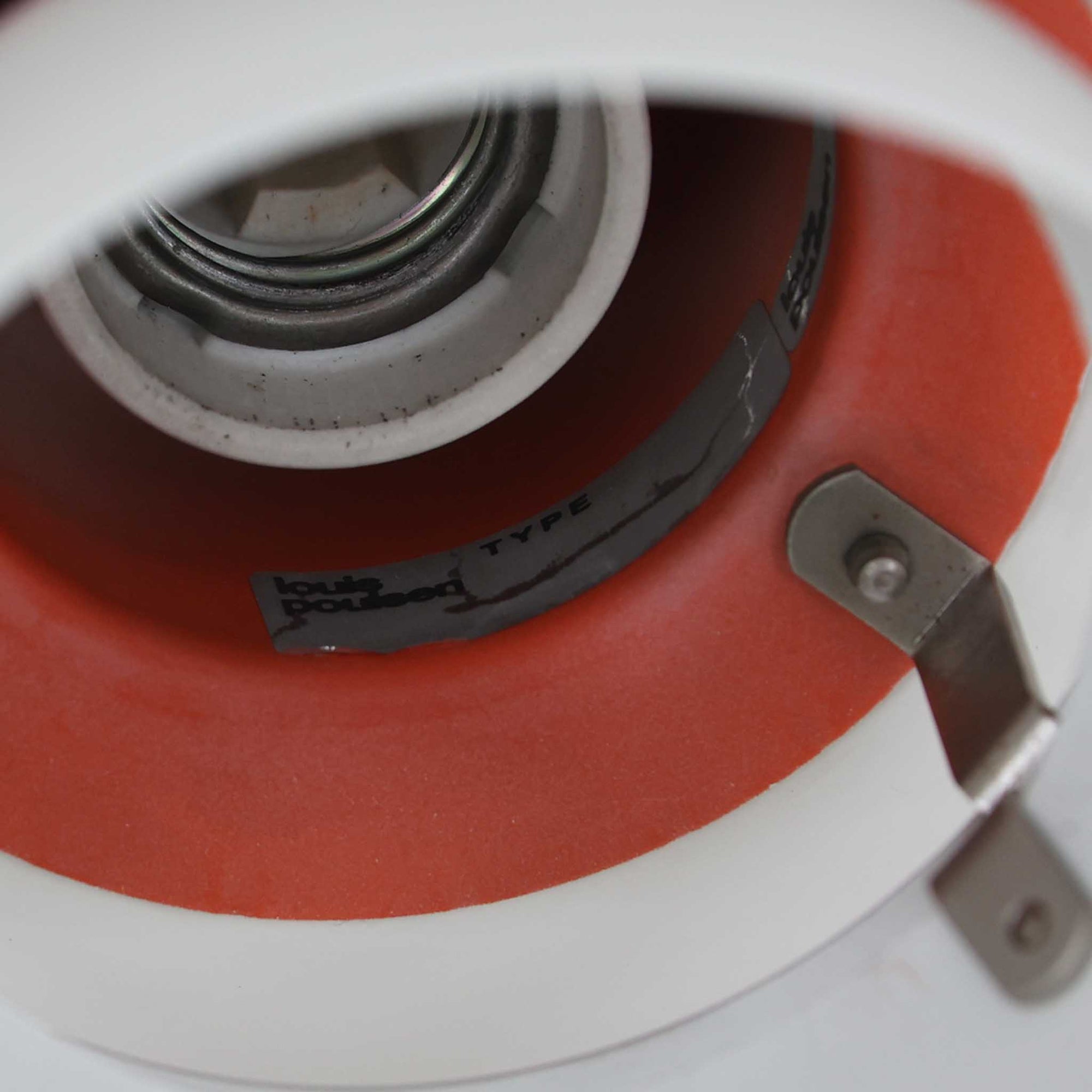 北欧より買い付けたLouis Poulsen社製「PH4」は、Poul Henningsenによる名作照明で、直径40cmの程よいサイズとアルミの軽やかな質感が魅力です。PH5と並ぶ人気を誇り、3枚シェード構造が光を柔らかく拡散し落ち着いた空間を演出します。経年の風合いも楽しめ、ダイニングやリビング、書斎や寝室まで幅広く活躍するビンテージ品です。