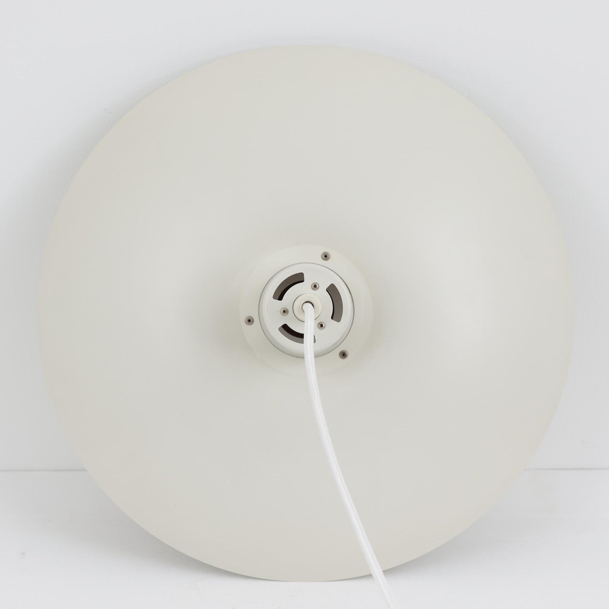 北欧より買い付けたLouis Poulsen社製「PH4」は、Poul Henningsenによる名作照明で、直径40cmの程よいサイズとアルミの軽やかな質感が魅力です。PH5と並ぶ人気を誇り、3枚シェード構造が光を柔らかく拡散し落ち着いた空間を演出します。経年の風合いも楽しめ、ダイニングやリビング、書斎や寝室まで幅広く活躍するビンテージ品です。