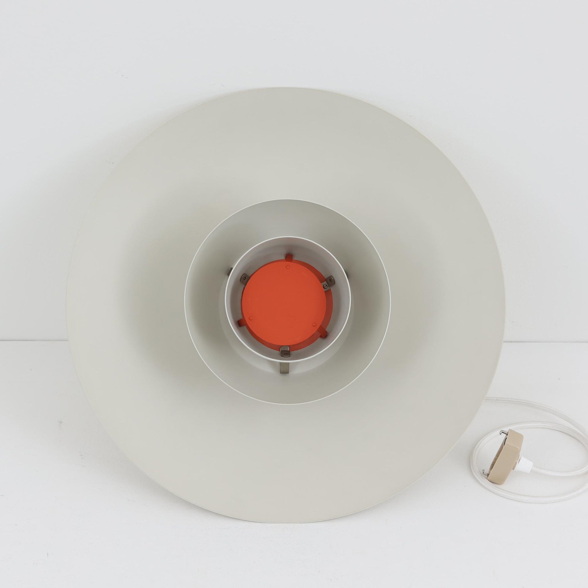 北欧より買い付けたLouis Poulsen社製「PH4」は、Poul Henningsenによる名作照明で、直径40cmの程よいサイズとアルミの軽やかな質感が魅力です。PH5と並ぶ人気を誇り、3枚シェード構造が光を柔らかく拡散し落ち着いた空間を演出します。経年の風合いも楽しめ、ダイニングやリビング、書斎や寝室まで幅広く活躍するビンテージ品です。