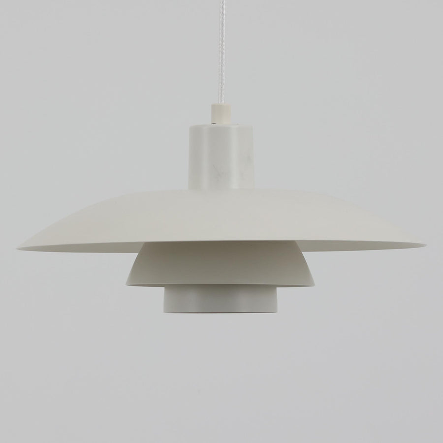 北欧より買い付けたLouis Poulsen社製「PH4」は、Poul Henningsenによる名作照明で、直径40cmの程よいサイズとアルミの軽やかな質感が魅力です。PH5と並ぶ人気を誇り、3枚シェード構造が光を柔らかく拡散し落ち着いた空間を演出します。経年の風合いも楽しめ、ダイニングやリビング、書斎や寝室まで幅広く活躍するビンテージ品です。
