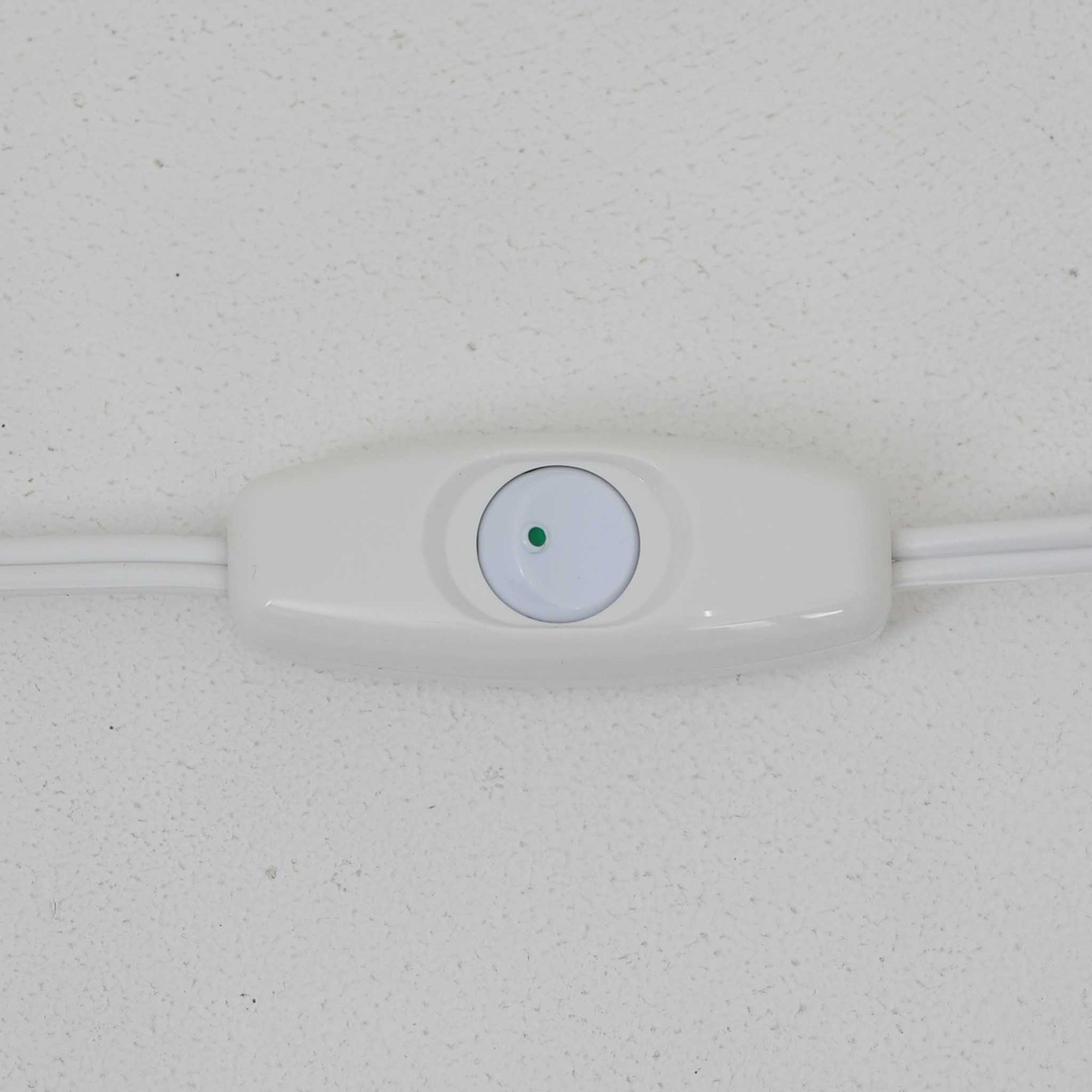 Nils Thorssonがデザインし、Royal Copenhagen社から発表された「BACA」シリーズのテーブルランプは、高さ38cmのバランスの取れたサイズ感で、北欧ビンテージらしい存在感を放ちます。陶磁器製のベースには細やかな装飾模様が施され、グラフィカルでありながら落ち着いた色調が空間に洗練された雰囲気を添えます。リネンシェードを透過する柔らかな光が温もりを演出し、リビングやベッドサイドに最適です。年月を経て深みを増した質感と工芸的な美しさを楽しめる一点物です。