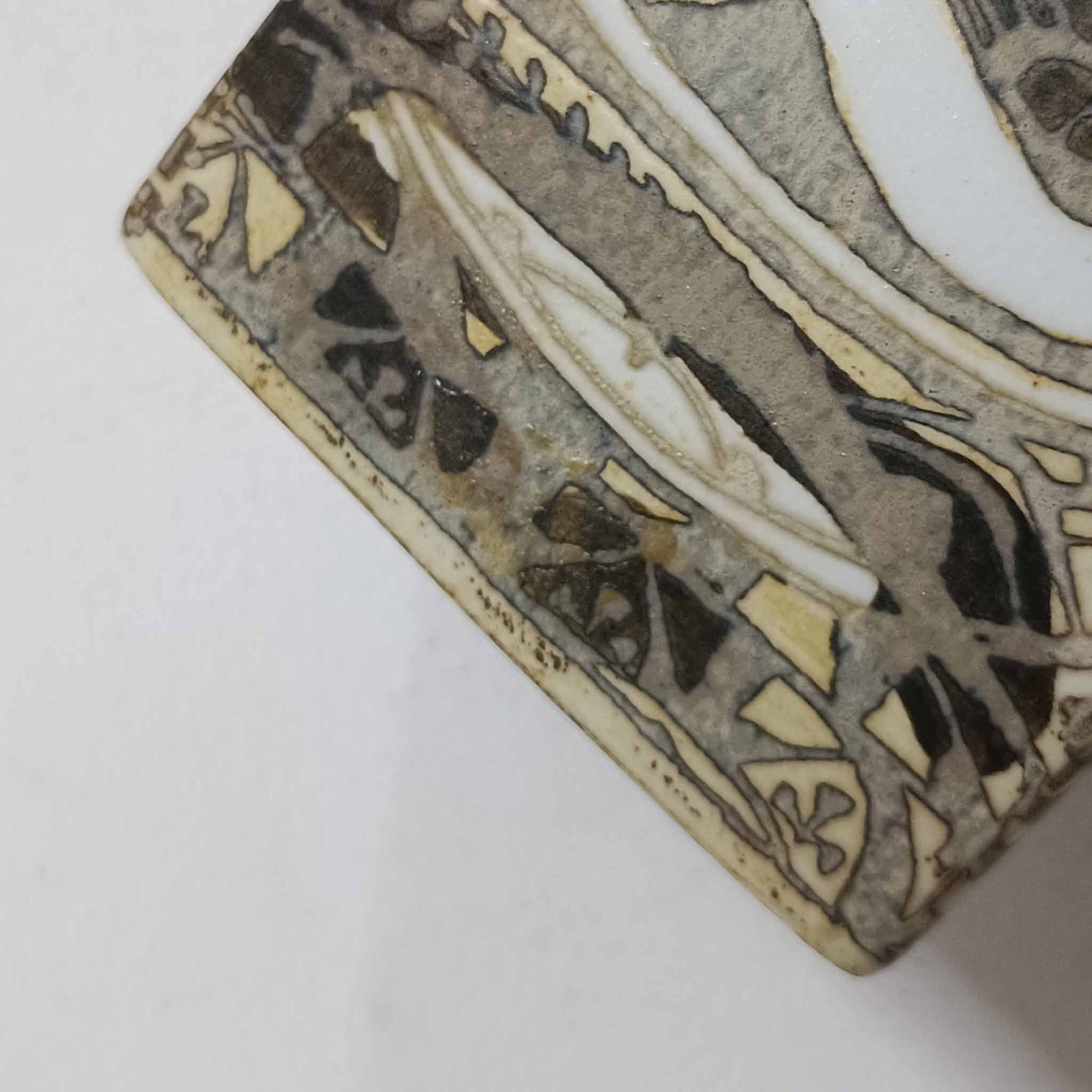 Nils Thorssonがデザインし、Royal Copenhagen社から発表された「BACA」シリーズのテーブルランプは、高さ38cmのバランスの取れたサイズ感で、北欧ビンテージらしい存在感を放ちます。陶磁器製のベースには細やかな装飾模様が施され、グラフィカルでありながら落ち着いた色調が空間に洗練された雰囲気を添えます。リネンシェードを透過する柔らかな光が温もりを演出し、リビングやベッドサイドに最適です。年月を経て深みを増した質感と工芸的な美しさを楽しめる一点物です。