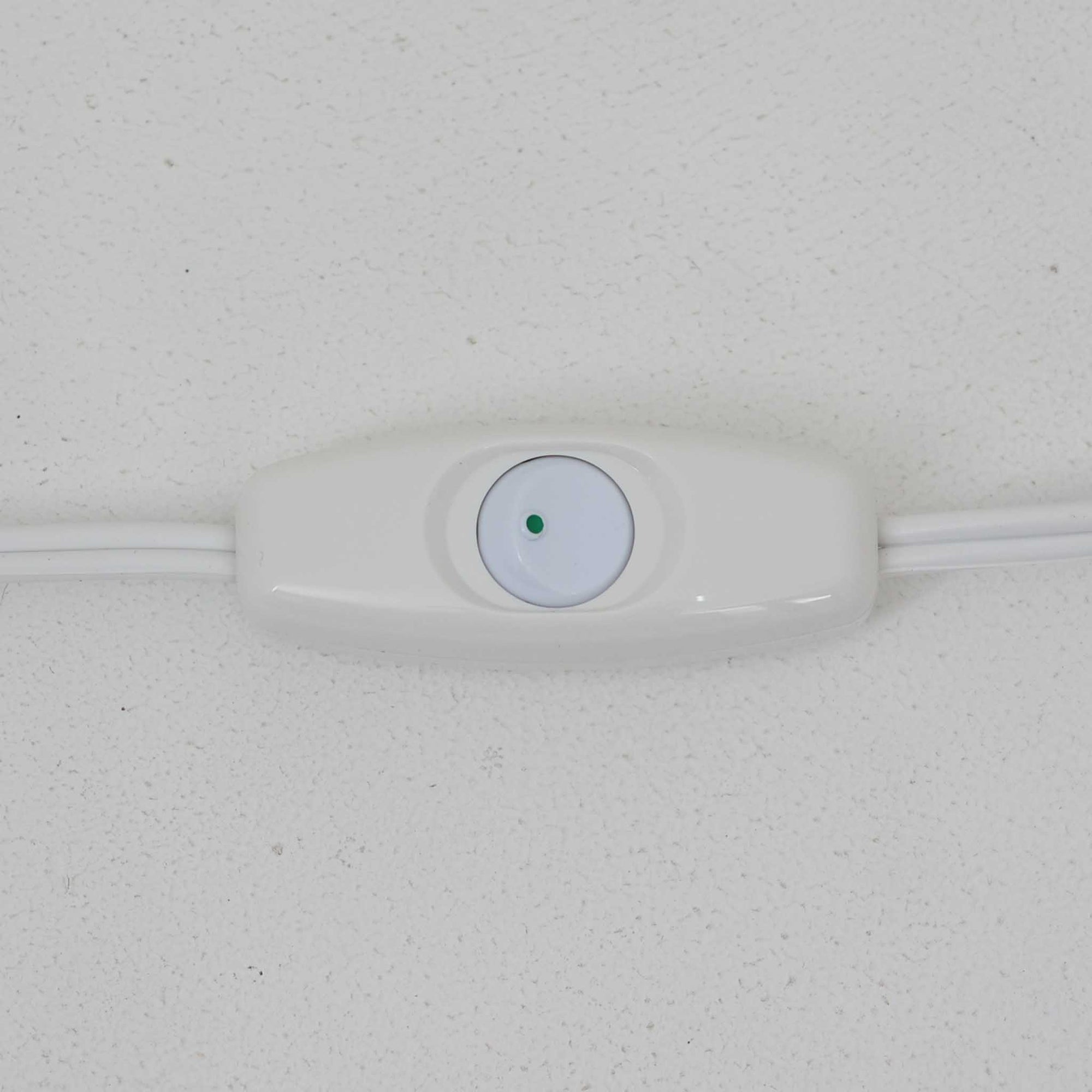 Nils Thorssonがデザインし、Royal Copenhagen社から発表された「BACA」シリーズのテーブルランプは、高さ38cmのバランスの取れたサイズ感で、北欧ビンテージらしい存在感を放ちます。陶磁器製のベースには細やかな装飾模様が施され、グラフィカルでありながら落ち着いた色調が空間に洗練された雰囲気を添えます。リネンシェードを透過する柔らかな光が温もりを演出し、リビングやベッドサイドに最適です。年月を経て深みを増した質感と工芸的な美しさを楽しめる一点物です。