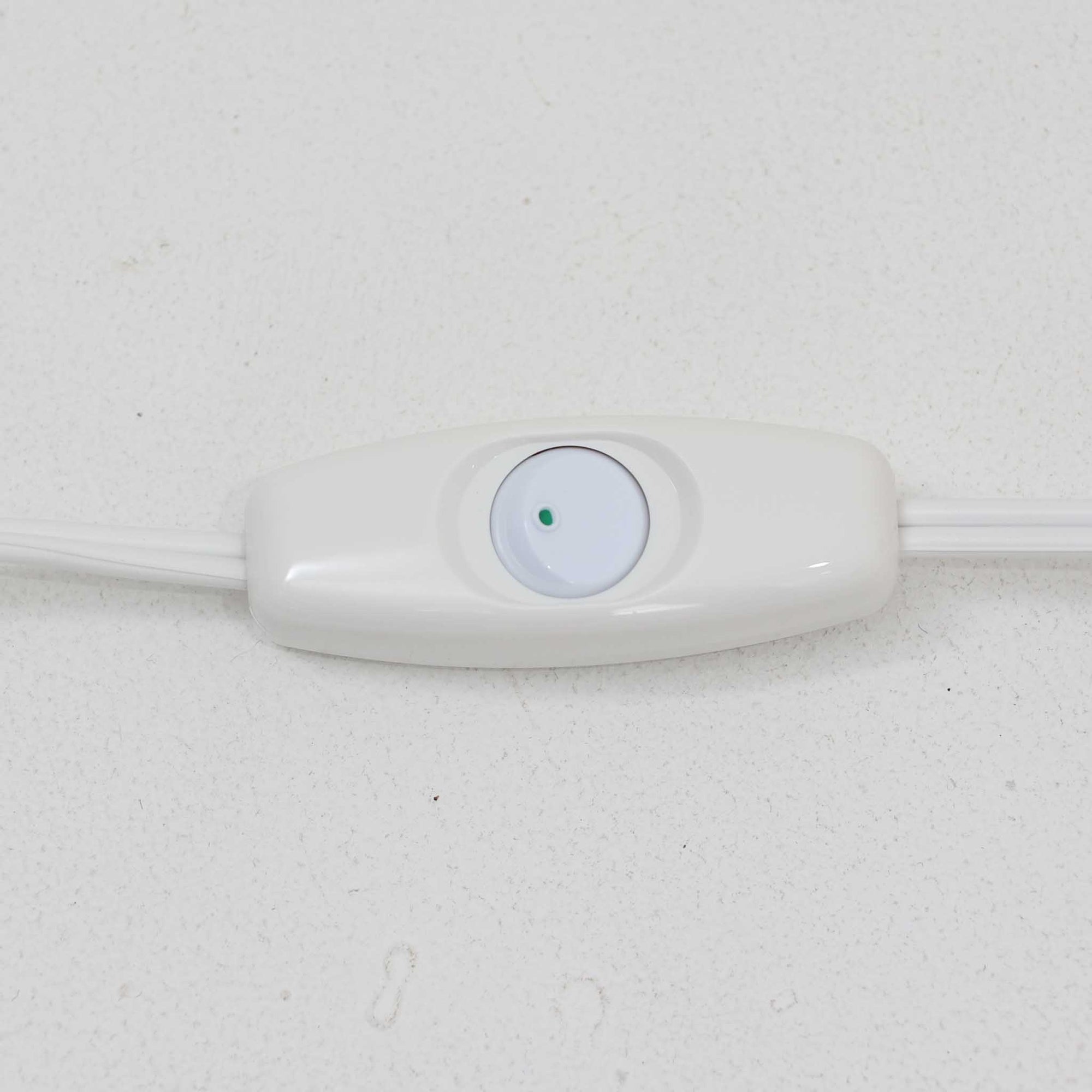 Nils Thorssonがデザインし、Royal Copenhagen社から発表された「BACA」シリーズのテーブルランプは、高さ39cmのバランスの取れたサイズ感で、北欧ビンテージらしい存在感を放ちます。陶磁器製のベースには細やかな装飾模様が施され、グラフィカルでありながら落ち着いた色調が空間に洗練された雰囲気を添えます。リネンシェードを透過する柔らかな光が温もりを演出し、リビングやベッドサイドに最適です。年月を経て深みを増した質感と工芸的な美しさを楽しめる一点物です。