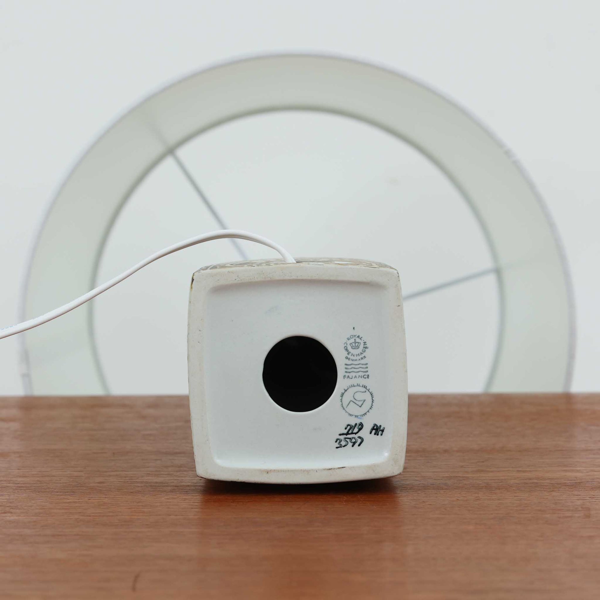 Nils Thorssonがデザインし、Royal Copenhagen社から発表されたBACAシリーズのこちらのテーブルランプは、高さ50cmと大きめのサイズで空間に存在感を放ちます。陶磁器製のベースにはトールソンならではの幾何学的かつ装飾的なパターンが施され、芸術性とクラフト感が融合した独特の魅力を漂わせています。リネンシェードを通した柔らかな光はリビングやベッドサイドに落ち着きをもたらし、ビンテージならではの経年の深みが一点物としての価値を高めています。