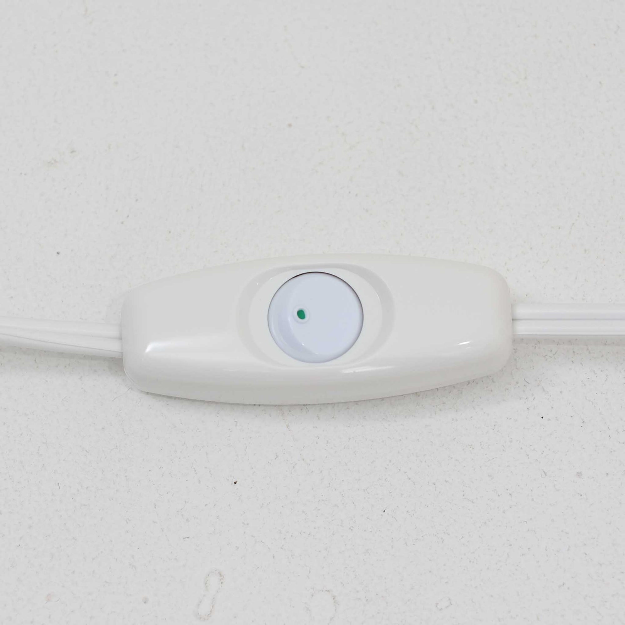 Nils Thorssonがデザインし、Royal Copenhagen社から発表されたBACAシリーズのこちらのテーブルランプは、高さ50cmと大きめのサイズで空間に存在感を放ちます。陶磁器製のベースにはトールソンならではの幾何学的かつ装飾的なパターンが施され、芸術性とクラフト感が融合した独特の魅力を漂わせています。リネンシェードを通した柔らかな光はリビングやベッドサイドに落ち着きをもたらし、ビンテージならではの経年の深みが一点物としての価値を高めています。