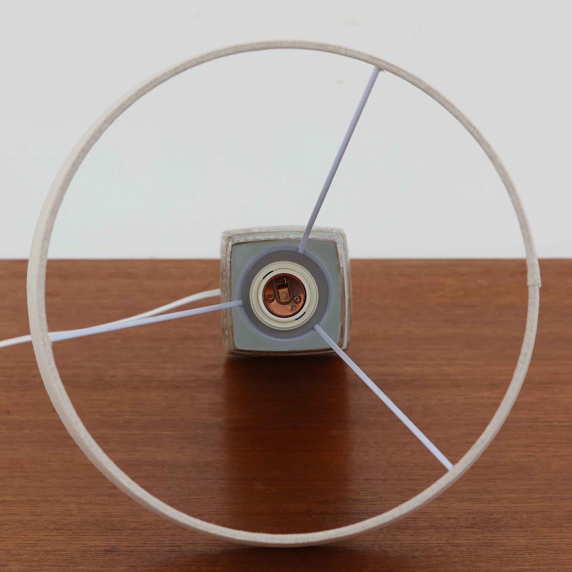 Nils ThorssonによるRoyal Copenhagen社のBACAシリーズのテーブルランプは、高さ50cmと大ぶりで存在感のあるビンテージアイテムです。陶磁器のベースにはトールソンらしい細密な装飾パターンが施され、幾何学的でありながら有機的なモチーフが調和し、芸術性を感じさせます。リネンシェードを透す光は柔らかく広がり、リビングや寝室を温かく包み込みます。年月を経た釉薬の風合いとクラフト感が、北欧ビンテージならではの魅力を引き立てる逸品です。